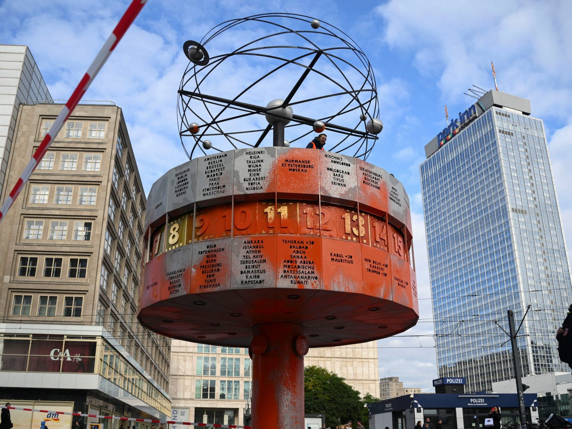 Klimaprotest: Weltzeituhr auf Berliner Alexanderplatz besprüht. Klimaprotest: Weltzeituhr auf Berliner Alexanderplatz besprüht.