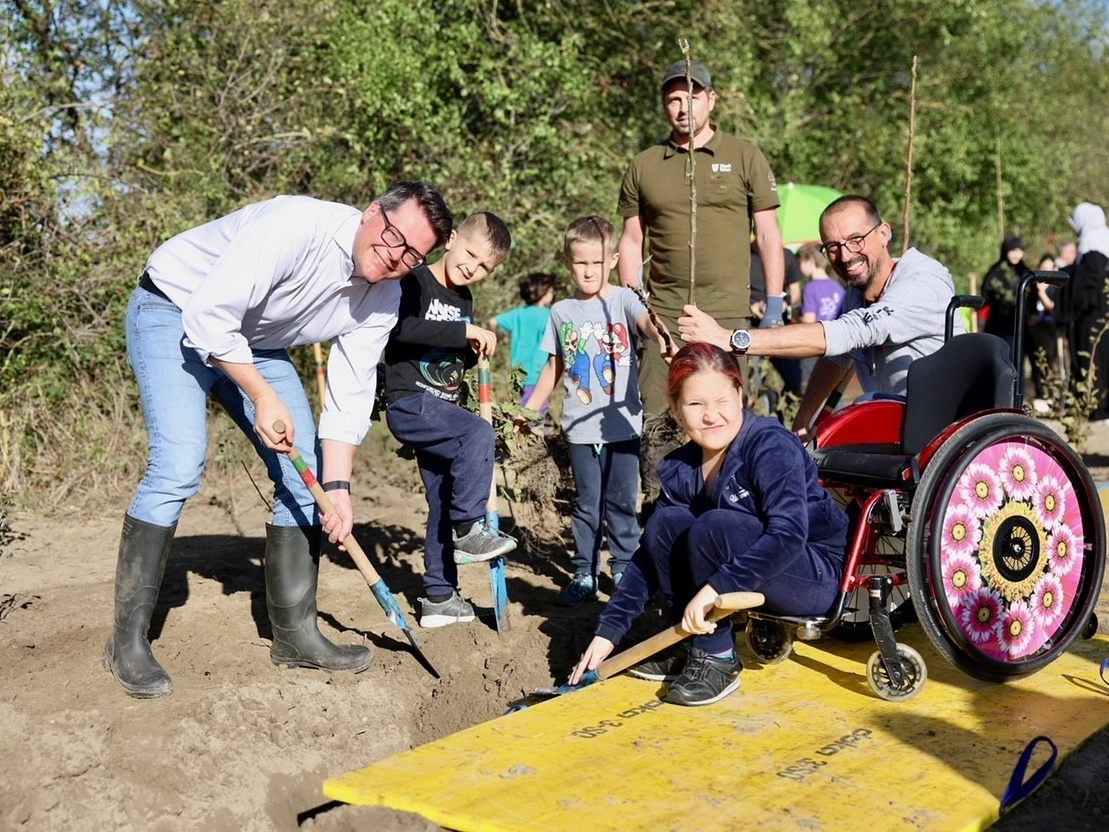 Bei der Aufforstungsaktion "Wald der jungen Wiener*innen" wurde fleißig gepflanzt. Bei der Aufforstungsaktion "Wald der jungen Wiener*innen" wurde fleißig gepflanzt.