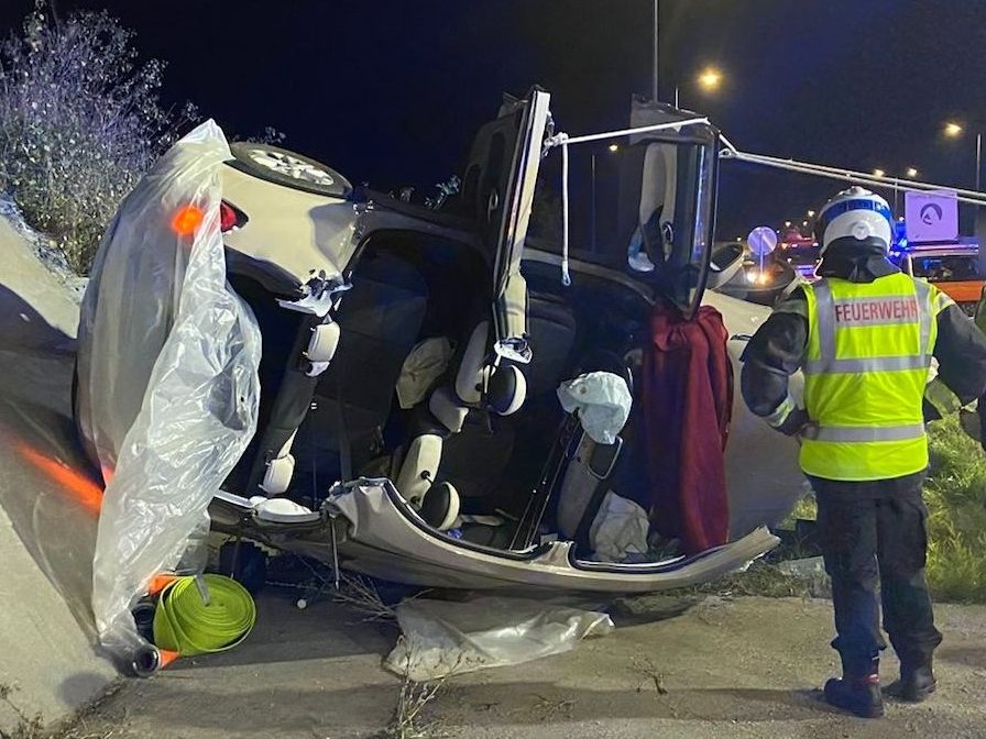 Zwei Insassen wurden bei dem Unfall auf der S1 eingeklemmt.