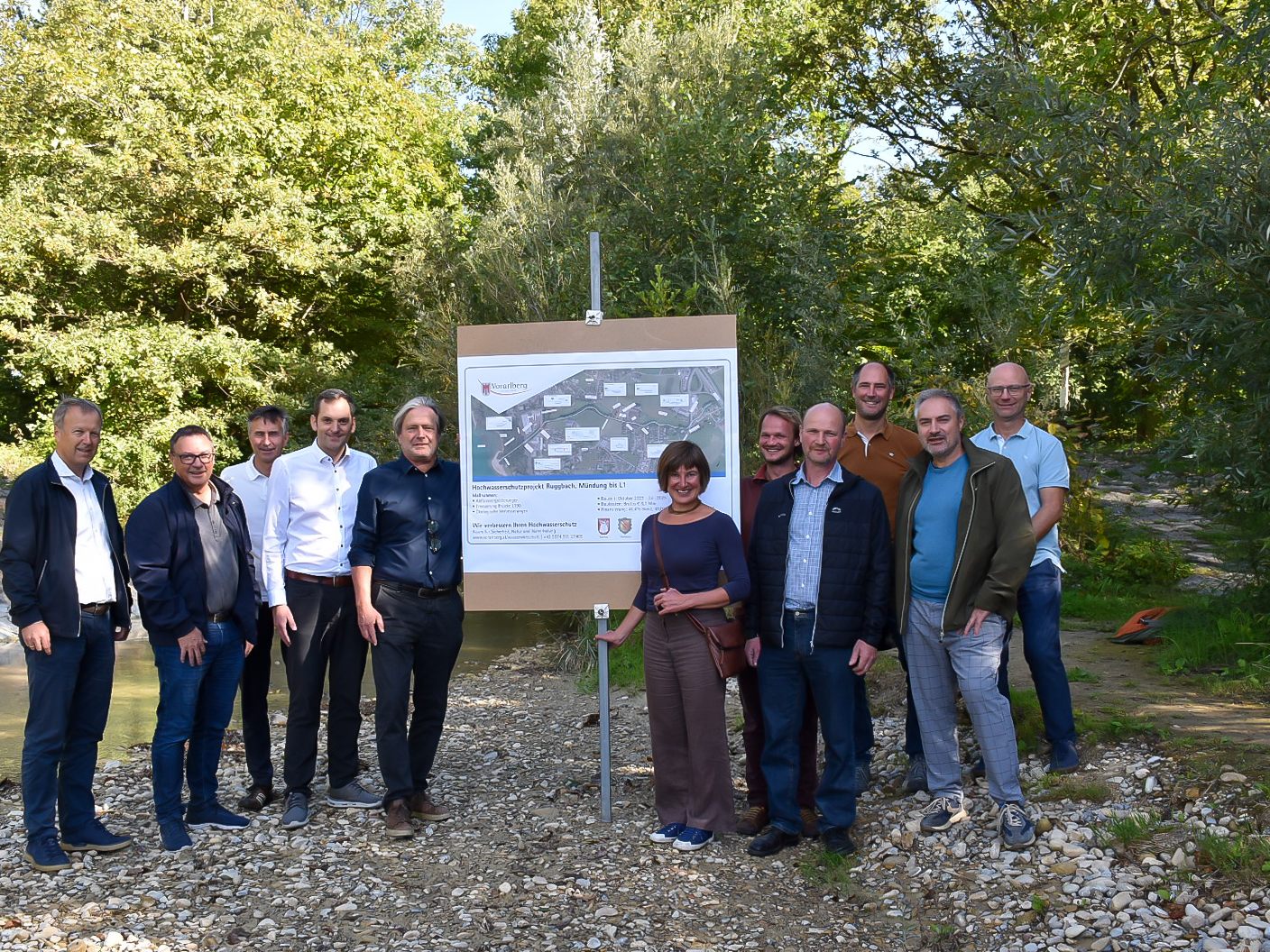 v.l.n.r.: DI Thomas Blank (Vorstand der Abteilung Wasserwirtschaft), Vize-Bürgermeister Christophorus Schmid (Lochau), Ing. Gerhard Reiter (Bauamt Hörbranz), Bürgermeister Andreas Kresser (Hörbranz), Bürgermeister Dr. Frank Matt (Lochau), GV DI Judith Wellmann, Projektleiter Ing. Markus Mayer (Abt. Wasserwirtschaft), GV Richard Faisst, Bmst. DI Markus Mähr (Ingenieurbüro Breuss Mähr), Gerold Apollonio (Bauamt Lochau), DI BA Dieter Vondrak (Leiter Fachbereich Schutzwasserbau der Abt. Wasserwirtschaft)