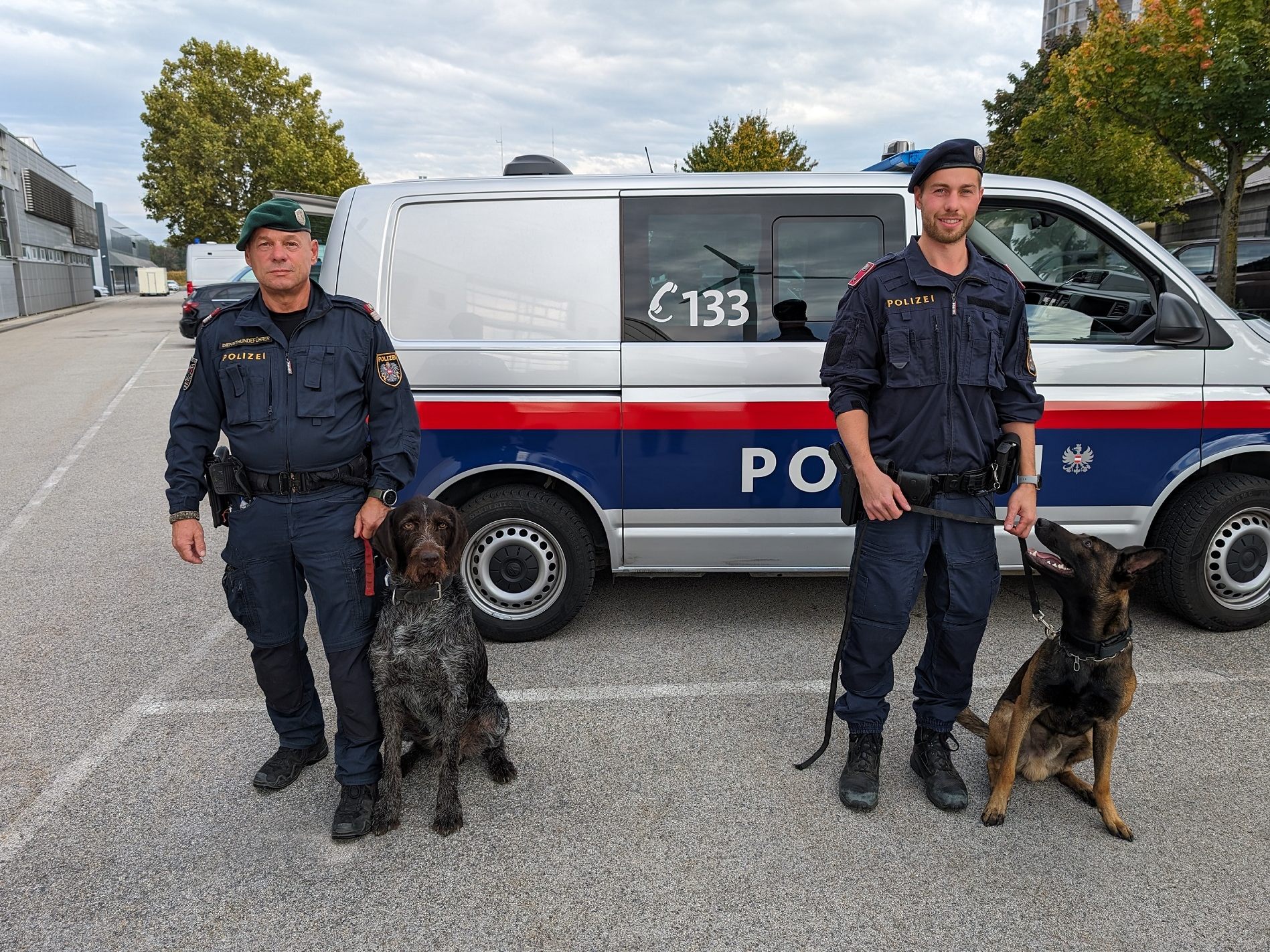 Gruppeninspektor Franz R., mit Personenspürhund "Odin" und Inspektor Patrick G. mit Junghund "Aron". Gruppeninspektor Franz R., mit Personenspürhund "Odin" und Inspektor Patrick G. mit Junghund "Aron".