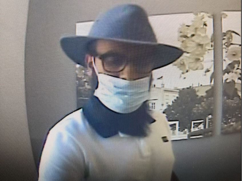 Dieser Mann wird verdächtigt, einer Kundin die Bankomatkarte gestohlen und damit 100 Euro behoben zu haben.