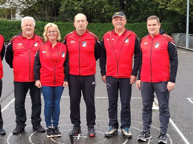 FinalistInnen des Wettkampfs im Zielschießen, Walch Raimund – Platz 3, Matthä Erich – Platz 2, Voltolini Inge, Juriatti Jürgen, Obmann Gruber Josef und Sieger Zech Vinzenz (von li. nach re.)