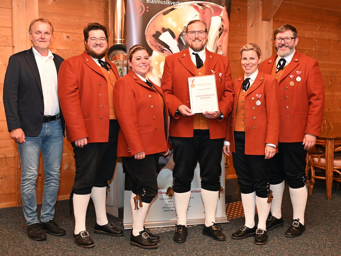 Jubilar mit Bürgermeister und MusikkameradInnen Jubilar mit Bürgermeister und MusikkameradInnen