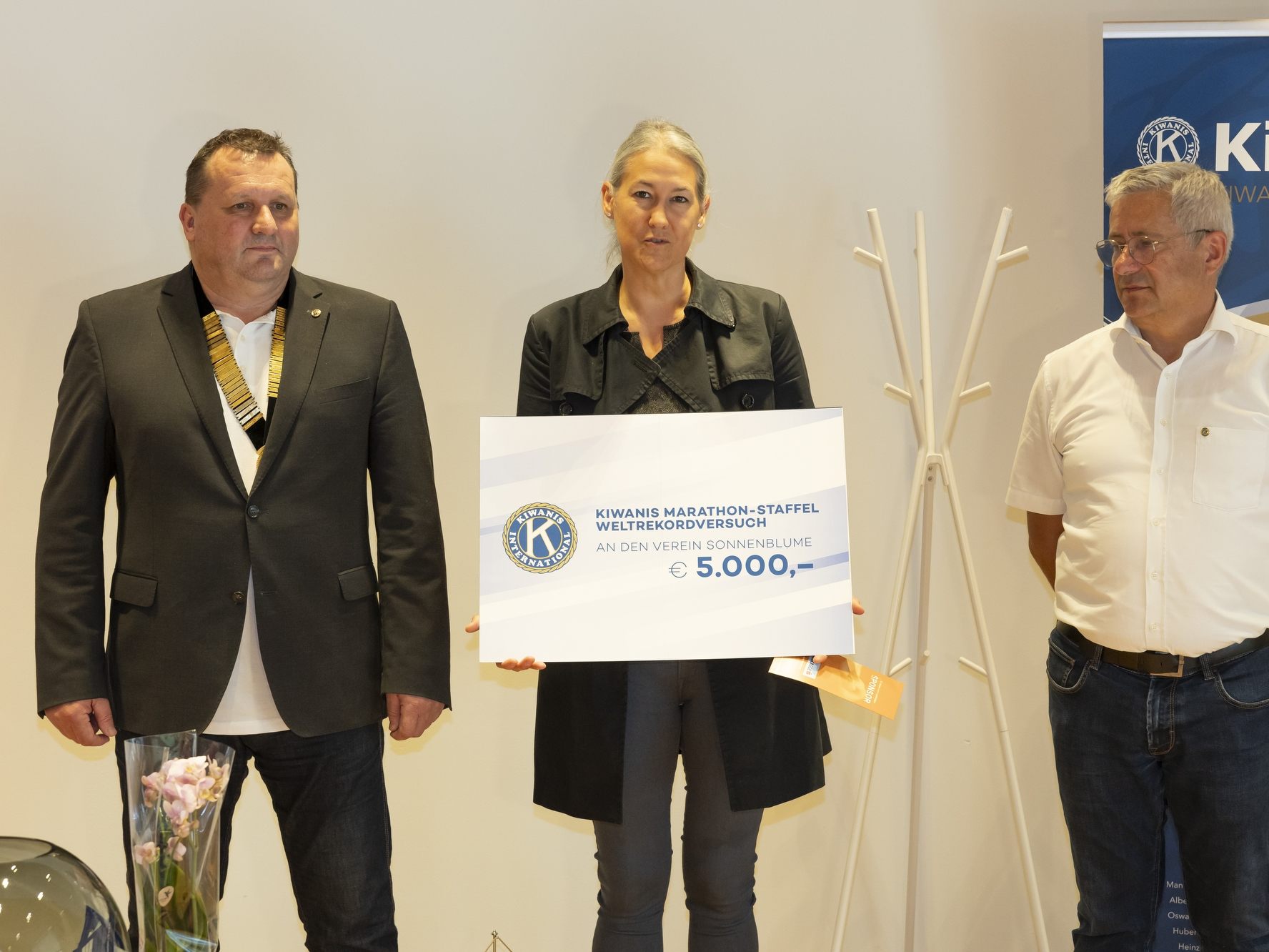 KCB-Präsident Hansjörg Gmeiner und Lt. Governor Thomas Koch übergeben "Sonnenblume"-Obfrau Manuela Ortner den Scheck.