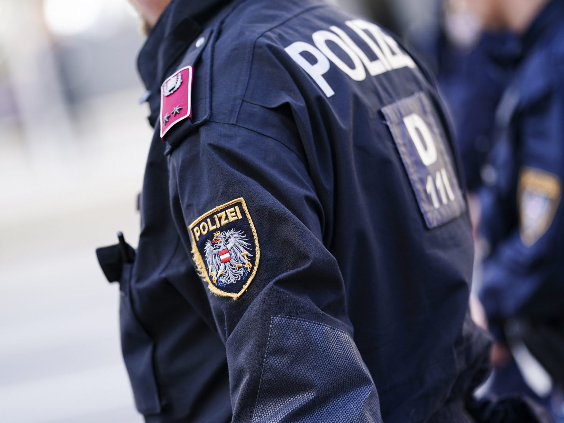 Die Polizei verhaftete einen Ladendieb. Die Polizei verhaftete einen Ladendieb.