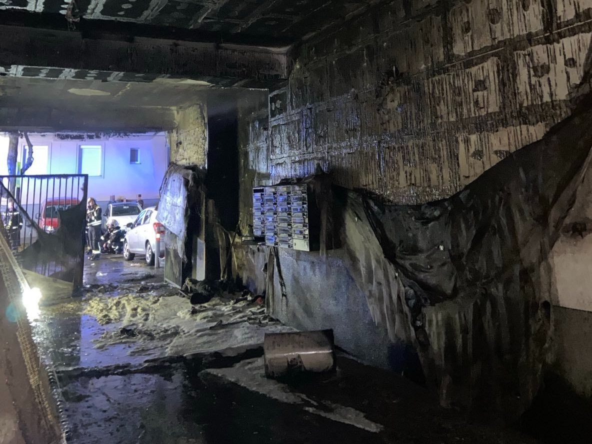 Brennende Müllcontainer lösten einen Fassadenbrand aus. Brennende Müllcontainer lösten einen Fassadenbrand aus.