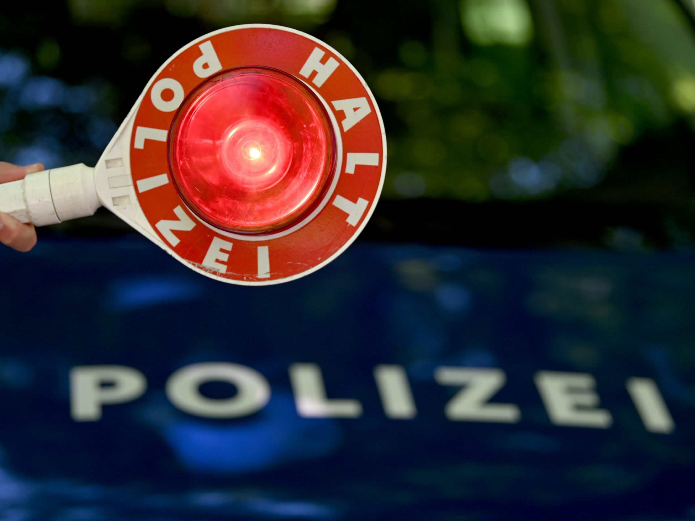 Auf der A2 konnte ein Frontalcrash nur knapp verhindert werden. Auf der A2 konnte ein Frontalcrash nur knapp verhindert werden.