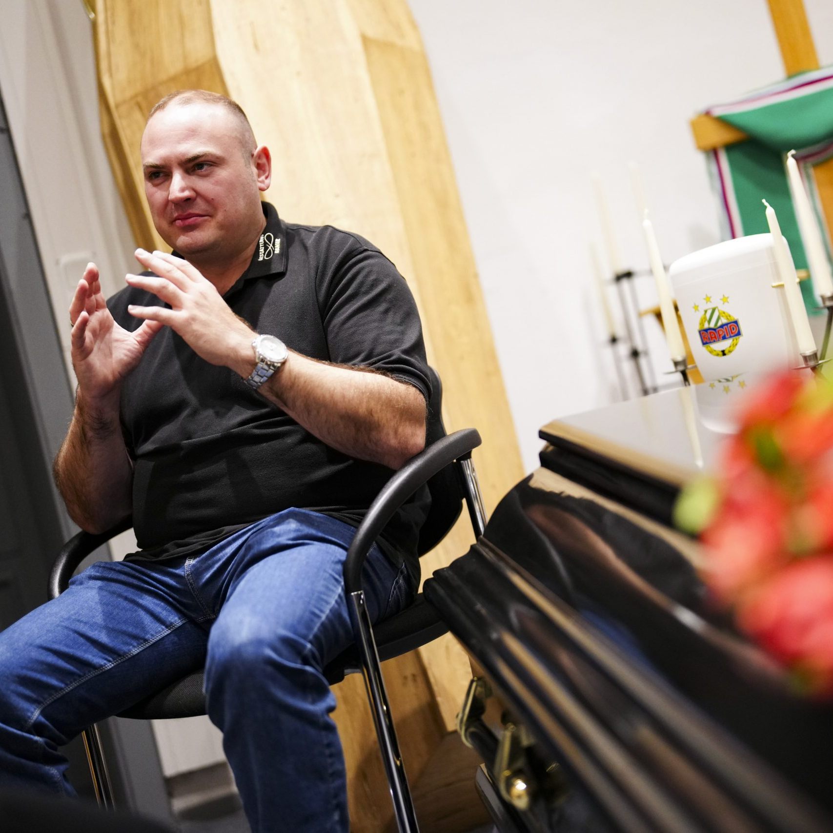 Ebner bietet mit seinem Unternehmen Rapid-Begräbnisse an.