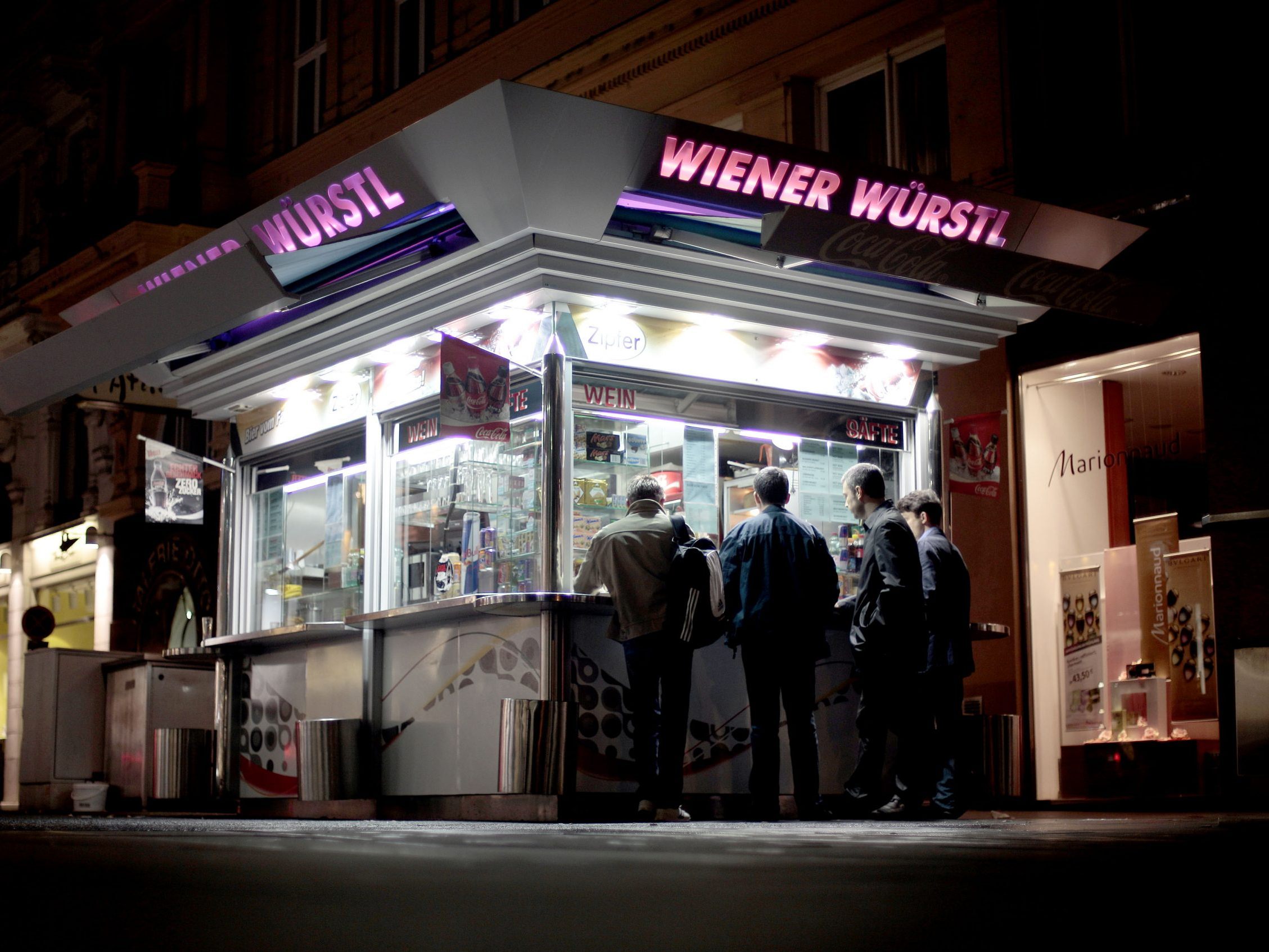 Nach einer Schlägerei bei einem Wiener Würstelstand kam es zur Fahndung. Nach einer Schlägerei bei einem Wiener Würstelstand kam es zur Fahndung.