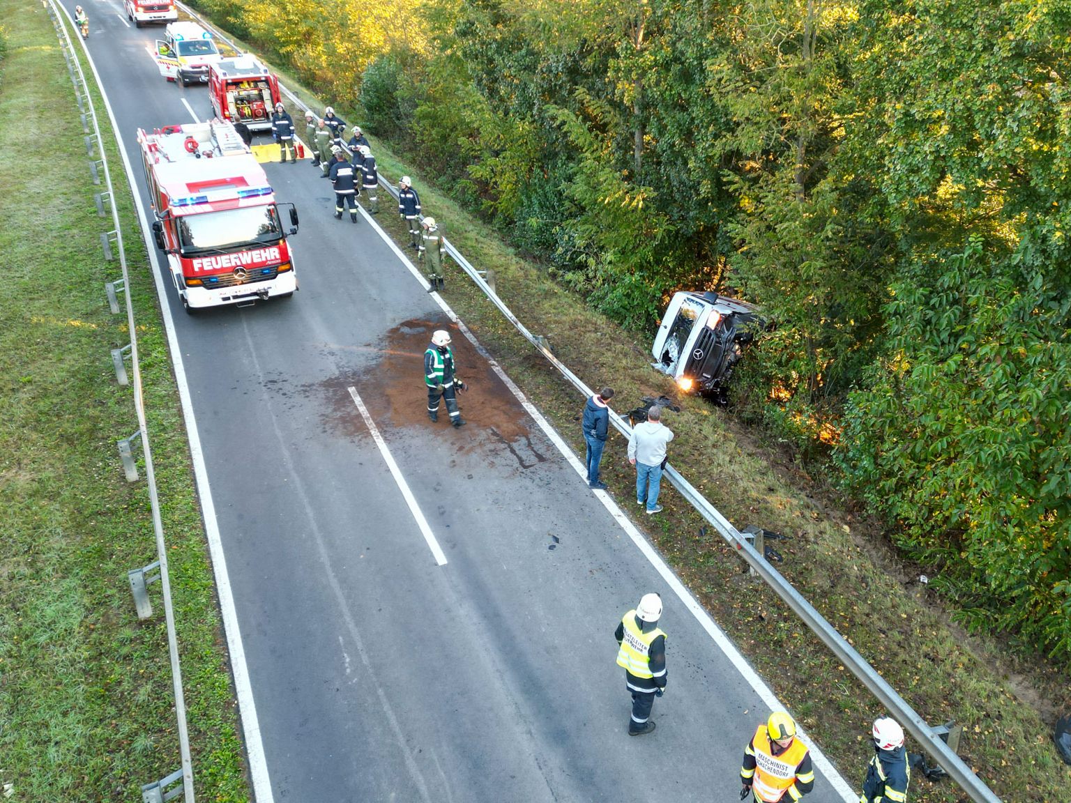 Der Kleintransporter wurde über die Leitschiene geschleudert. Der Kleintransporter wurde über die Leitschiene geschleudert.