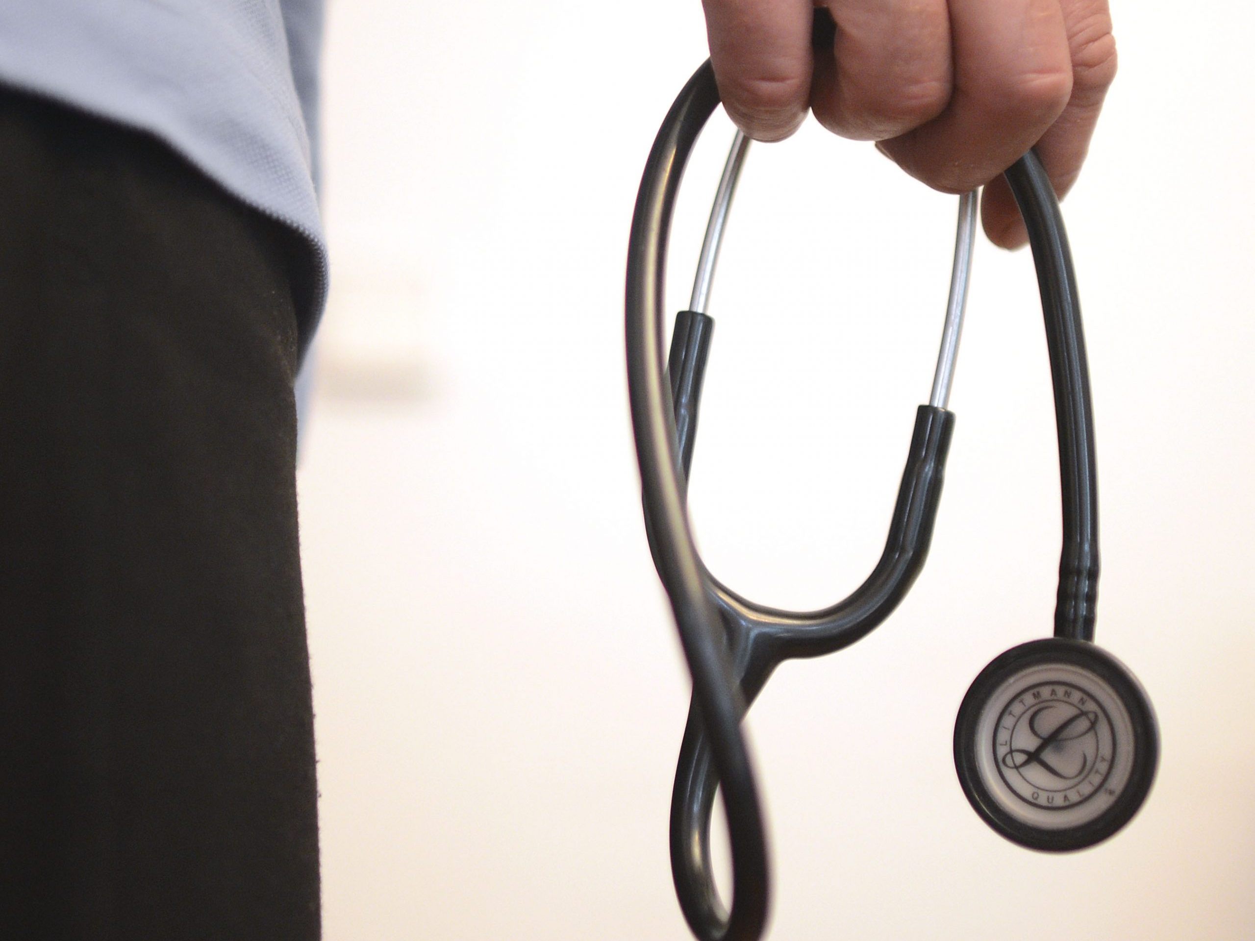 Die Zufriedenheit mit dem Gesundheitssystem ist seit 2021 massiv gesunken.
