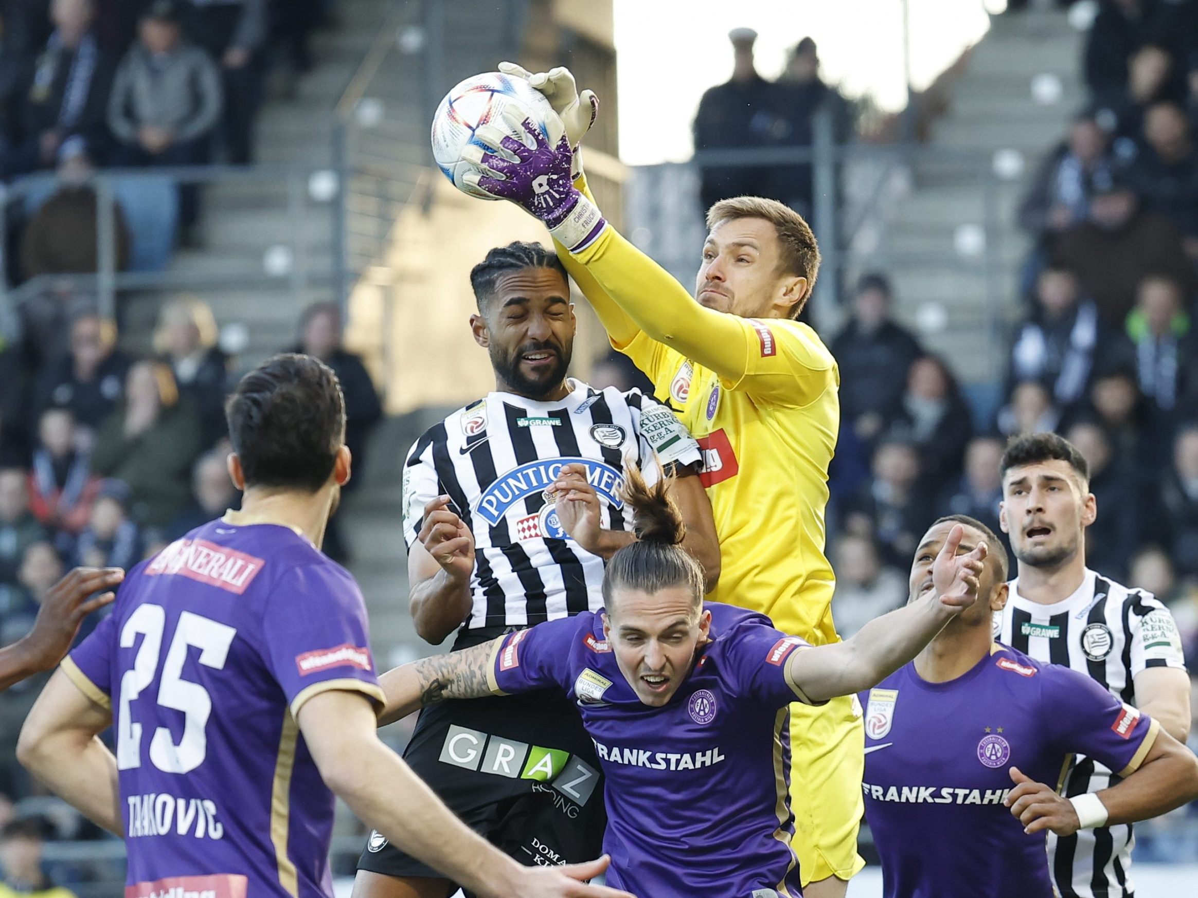 Austria Wien Torhüter Christian Früchtl ist bereits seit 525 Minuten ohne Gegentor. Austria Wien Torhüter Christian Früchtl ist bereits seit 525 Minuten ohne Gegentor.
