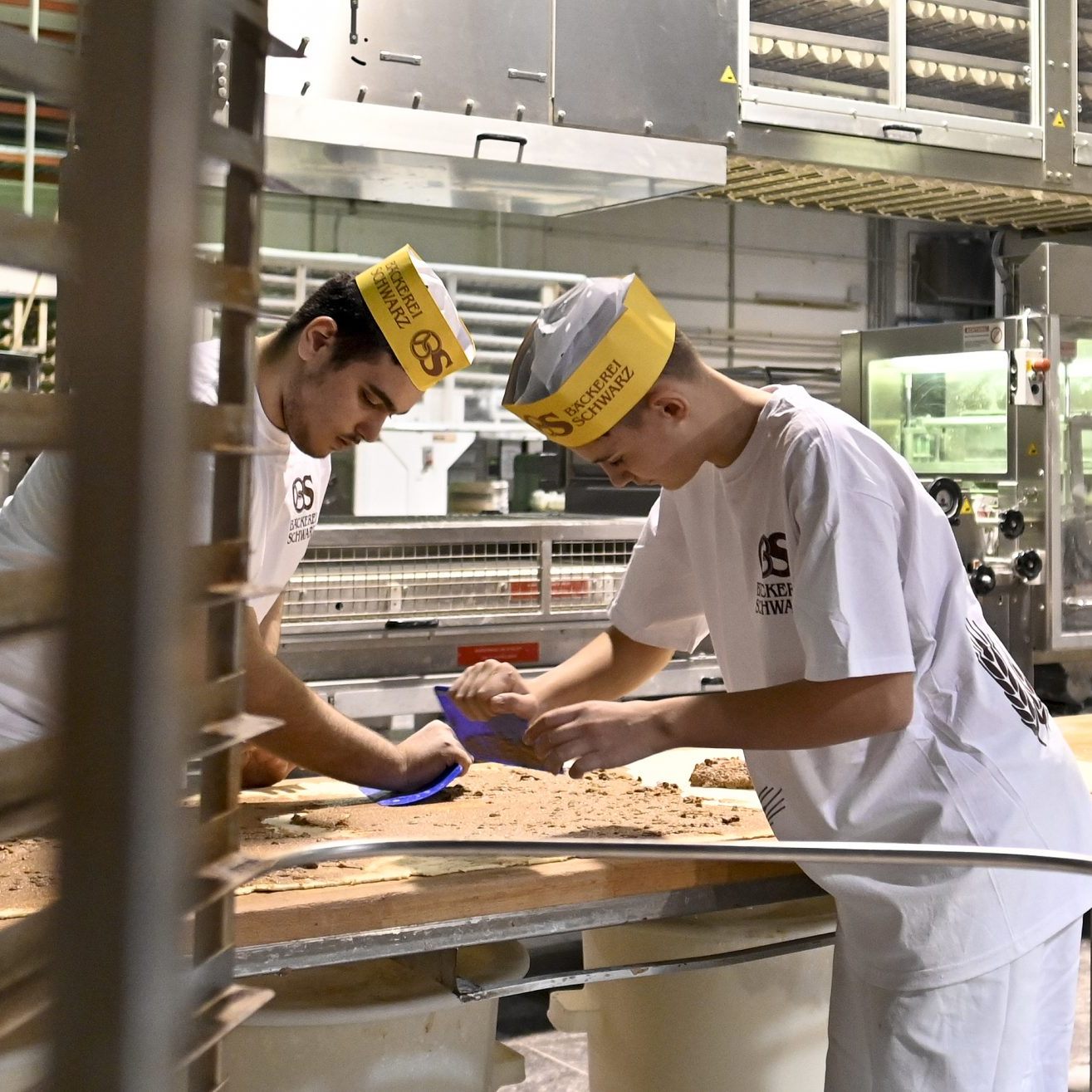 Lehrlinge in einer Bäckerei.