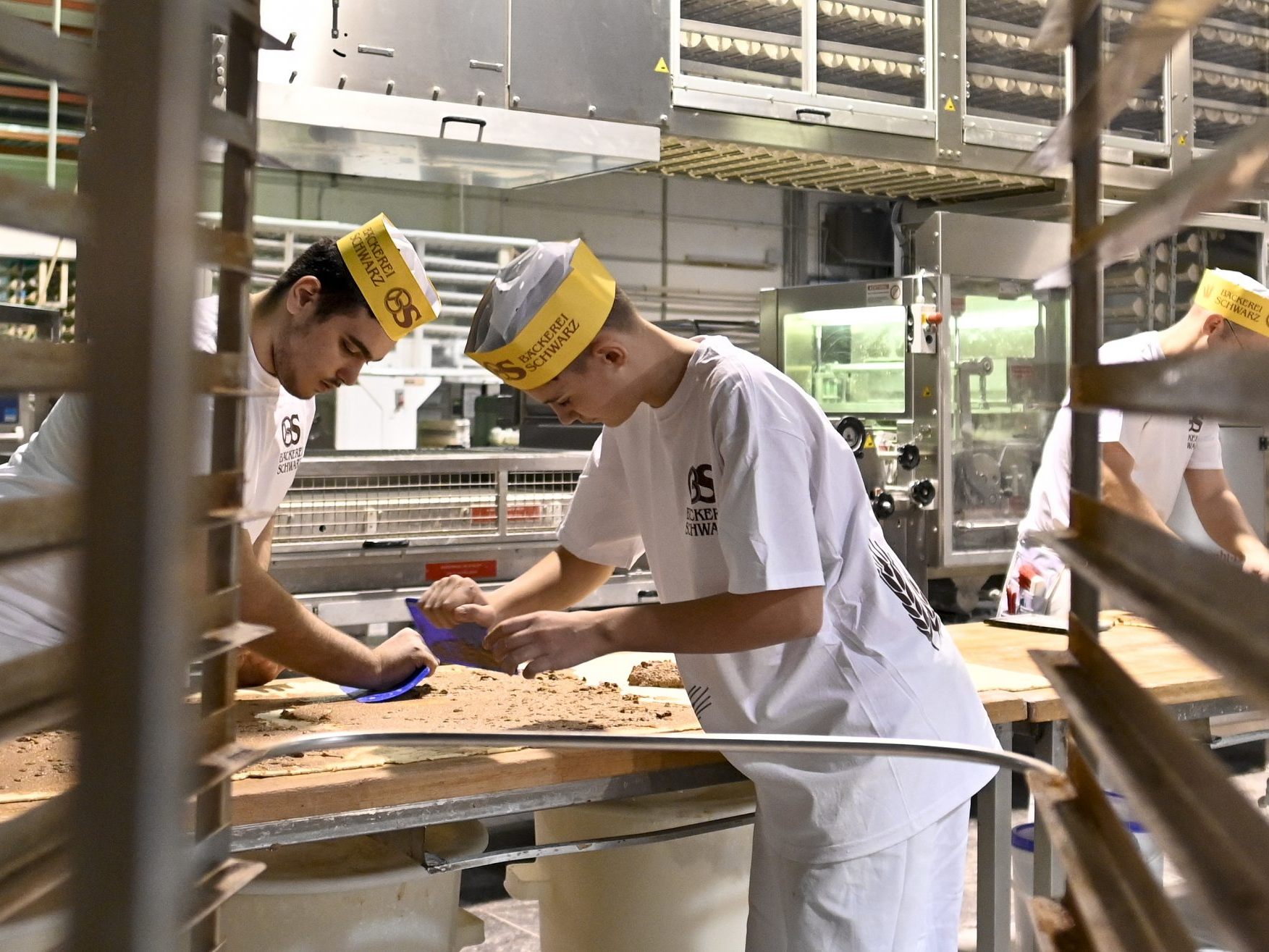 Lehrlinge in einer Bäckerei. Lehrlinge in einer Bäckerei.
