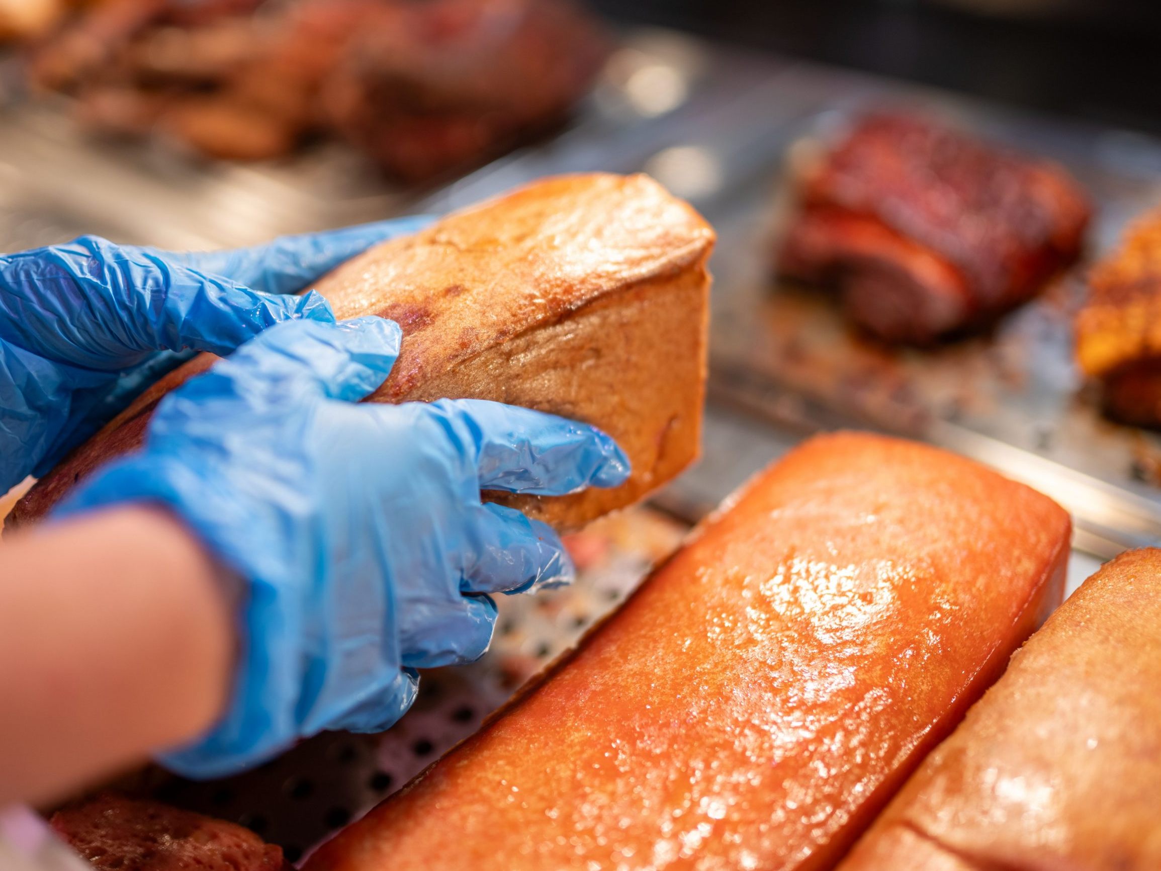 Nach dem Schneiden von Leberkäse eskalierte ein Streit von Feinkostmitarbeitern. Nach dem Schneiden von Leberkäse eskalierte ein Streit von Feinkostmitarbeitern.