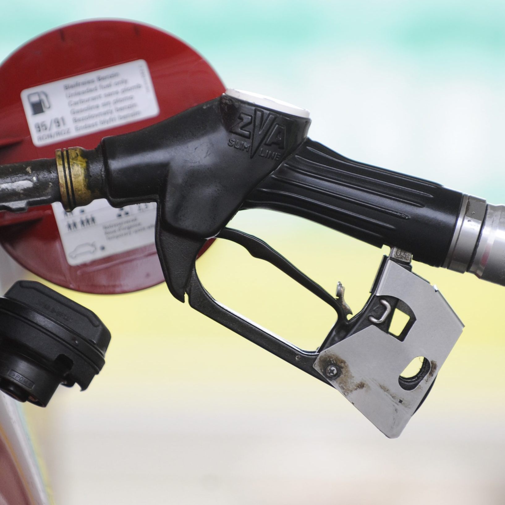 Die Spritpreise sind im Oktober gesunken.