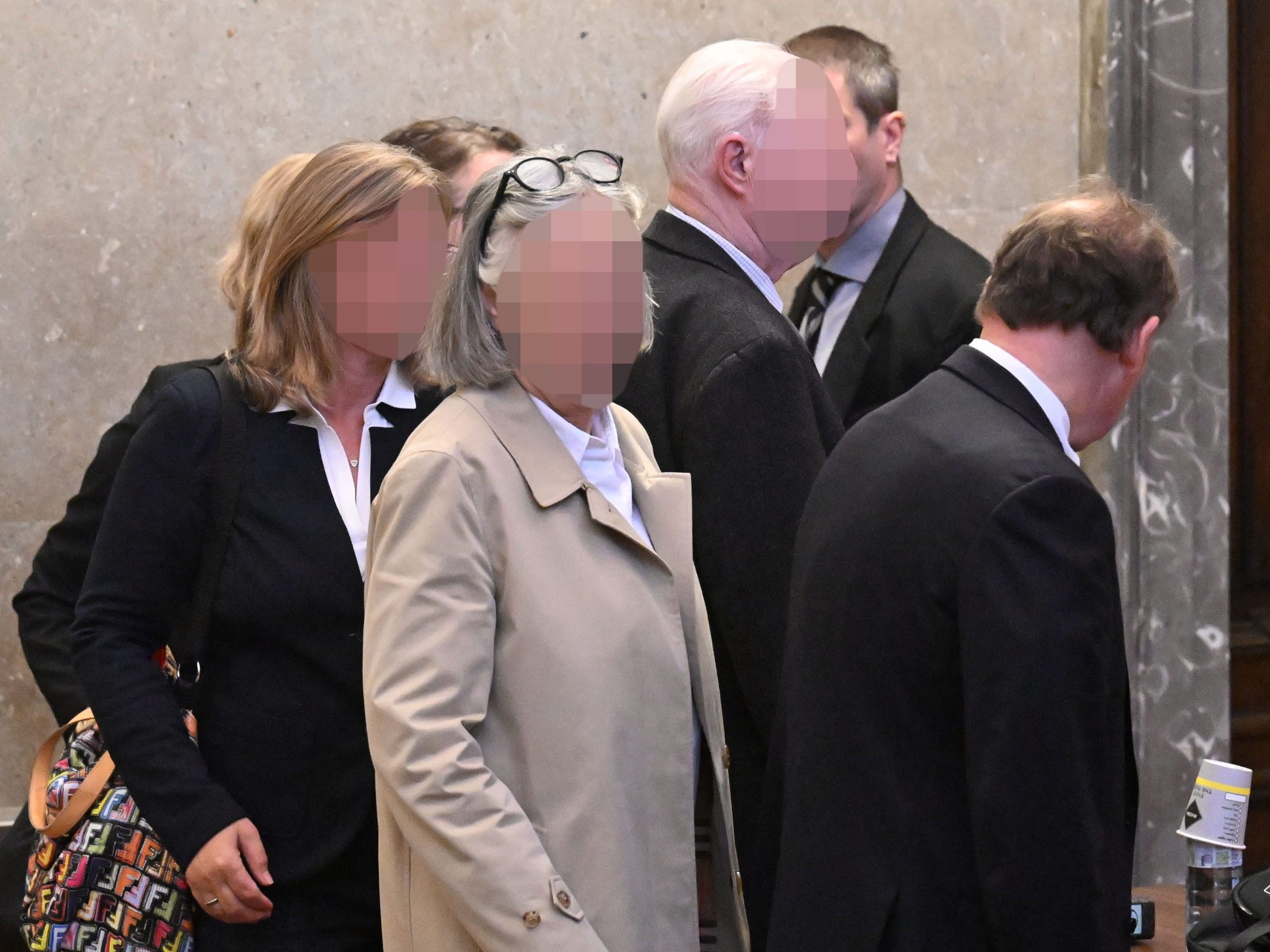 Drei Töchter und ein Sohn des 82-Jährigen sind in dem Verfahren wegen Geldwäscherei mitangeklagt. Drei Töchter und ein Sohn des 82-Jährigen sind in dem Verfahren wegen Geldwäscherei mitangeklagt.