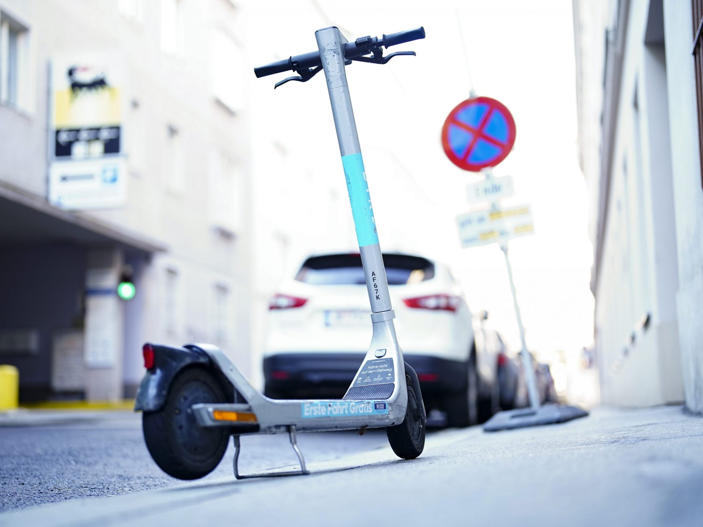 In Wien wurden bereits 17.000 Strafen für falsch abgestellte Leih-E-Scooter verhängt.