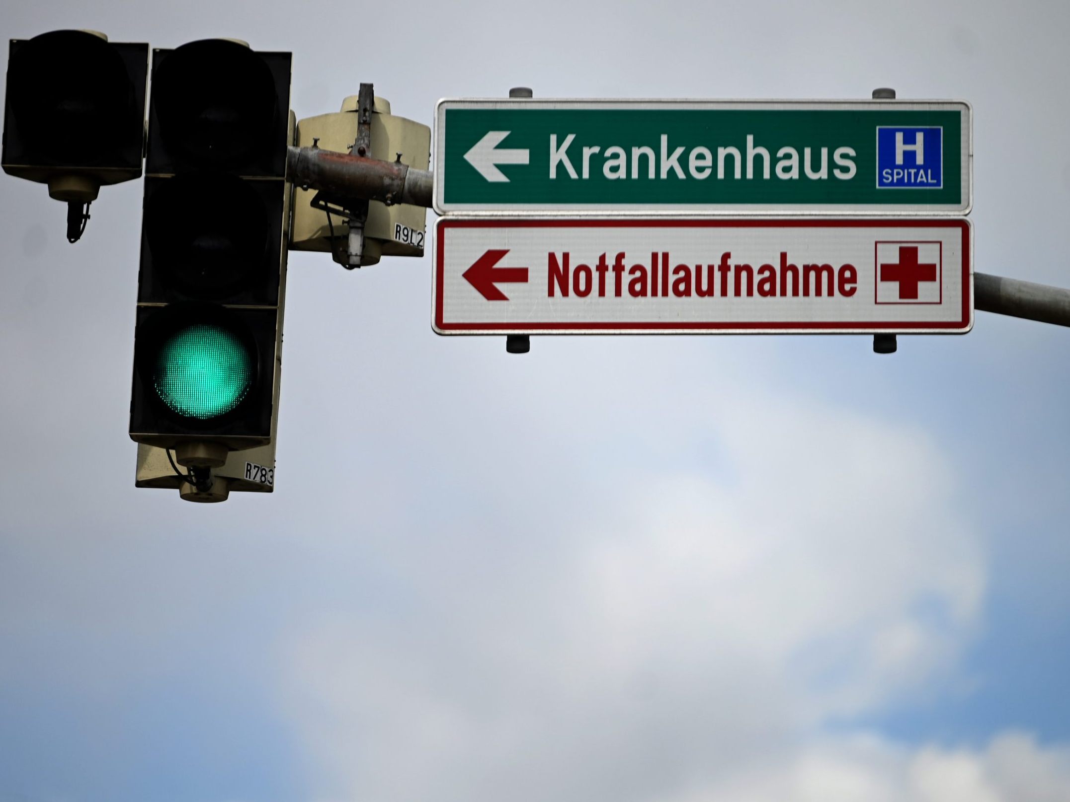 In Wien wurde eine Motorradlenkerin lebensgefährlich verletzt.