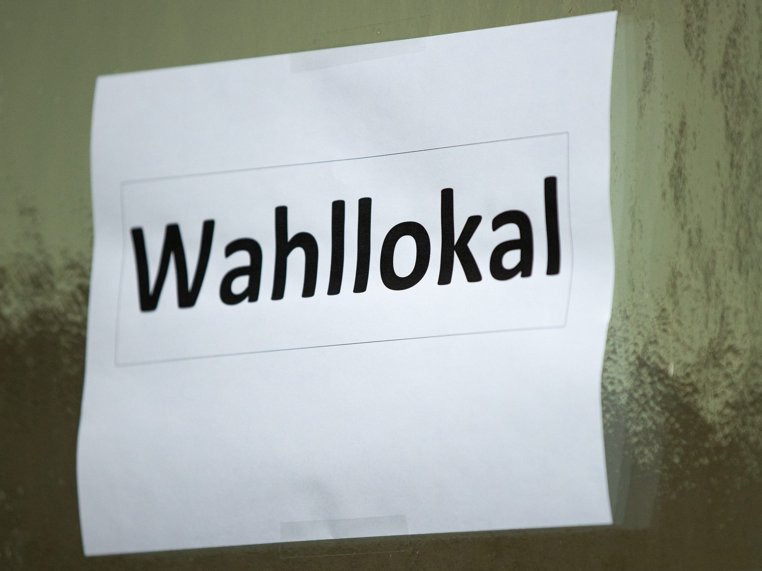 "Wahllokal" ist hier zu lesen. "Wahllokal" ist hier zu lesen.
