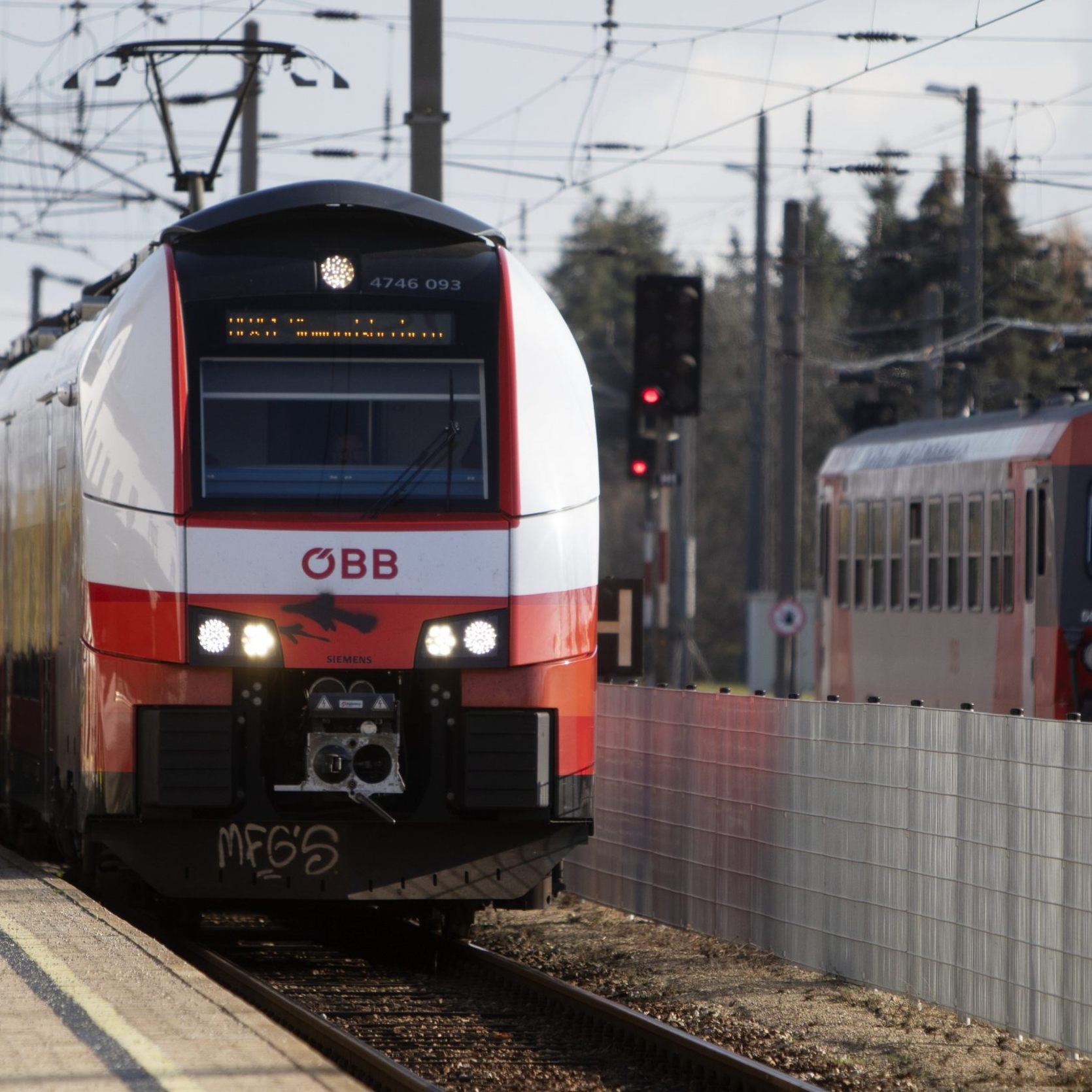Das Geld fließt unter anderem in den Semmering-, den Koralm- und den Brennertunnel sowie in neue Bahnhöfe und in die Modernisierung von Zugstrecken.