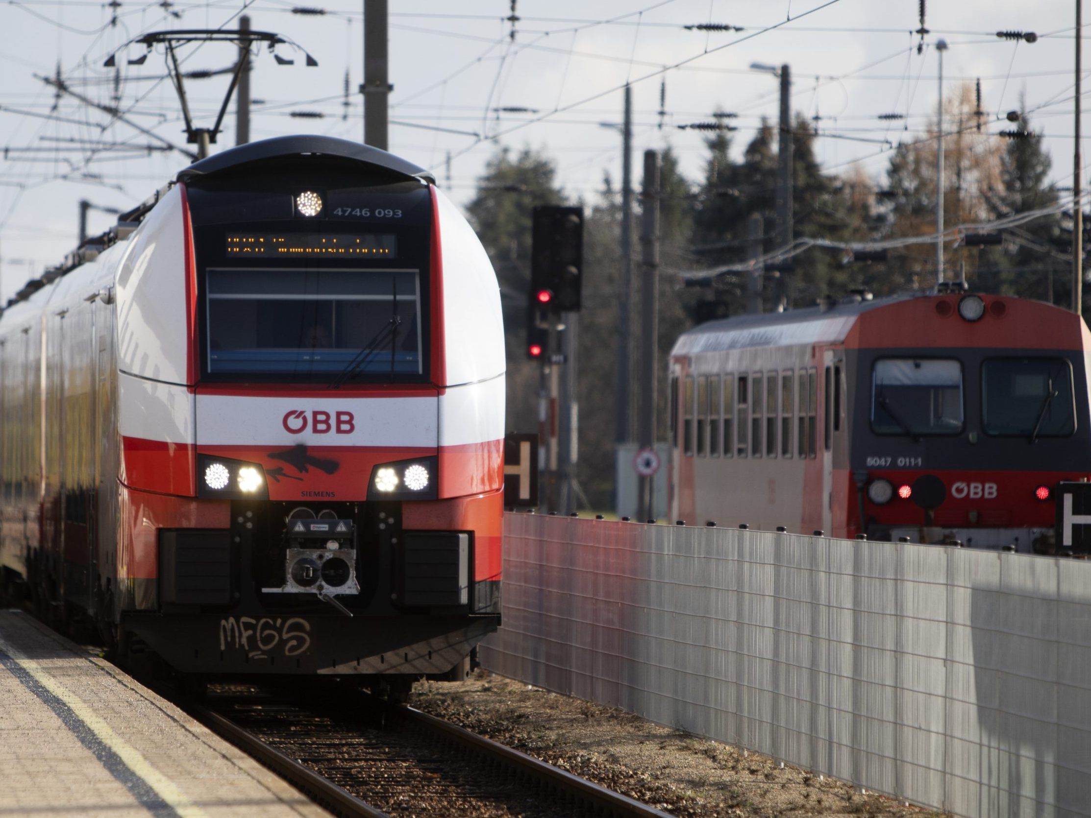 Das Geld fließt unter anderem in den Semmering-, den Koralm- und den Brennertunnel sowie in neue Bahnhöfe und in die Modernisierung von Zugstrecken. Das Geld fließt unter anderem in den Semmering-, den Koralm- und den Brennertunnel sowie in neue Bahnhöfe und in die Modernisierung von Zugstrecken.