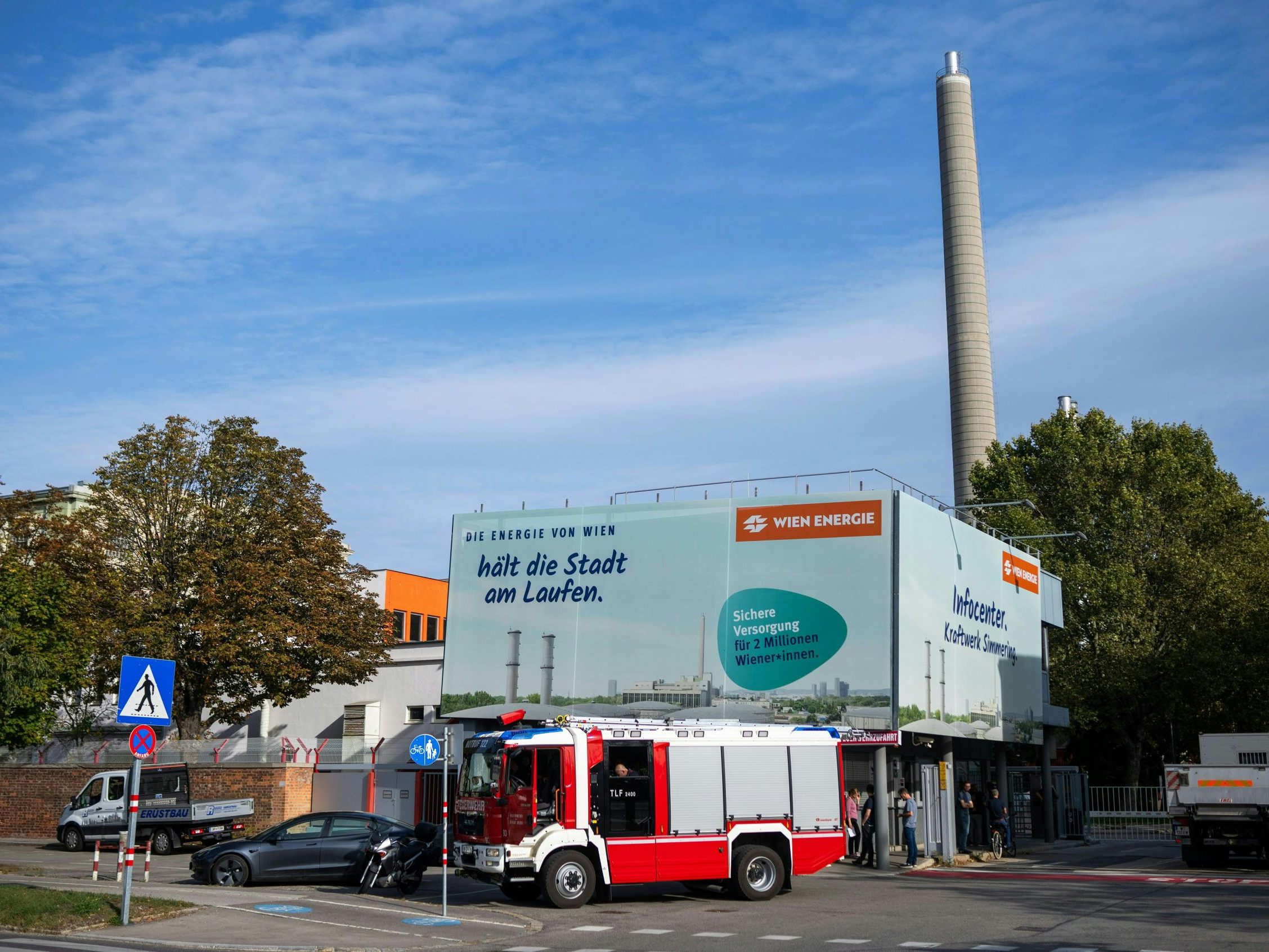 Großeinsatz von Feuerwehr und Rettung beim Kraftwerk Simmering in Wien.