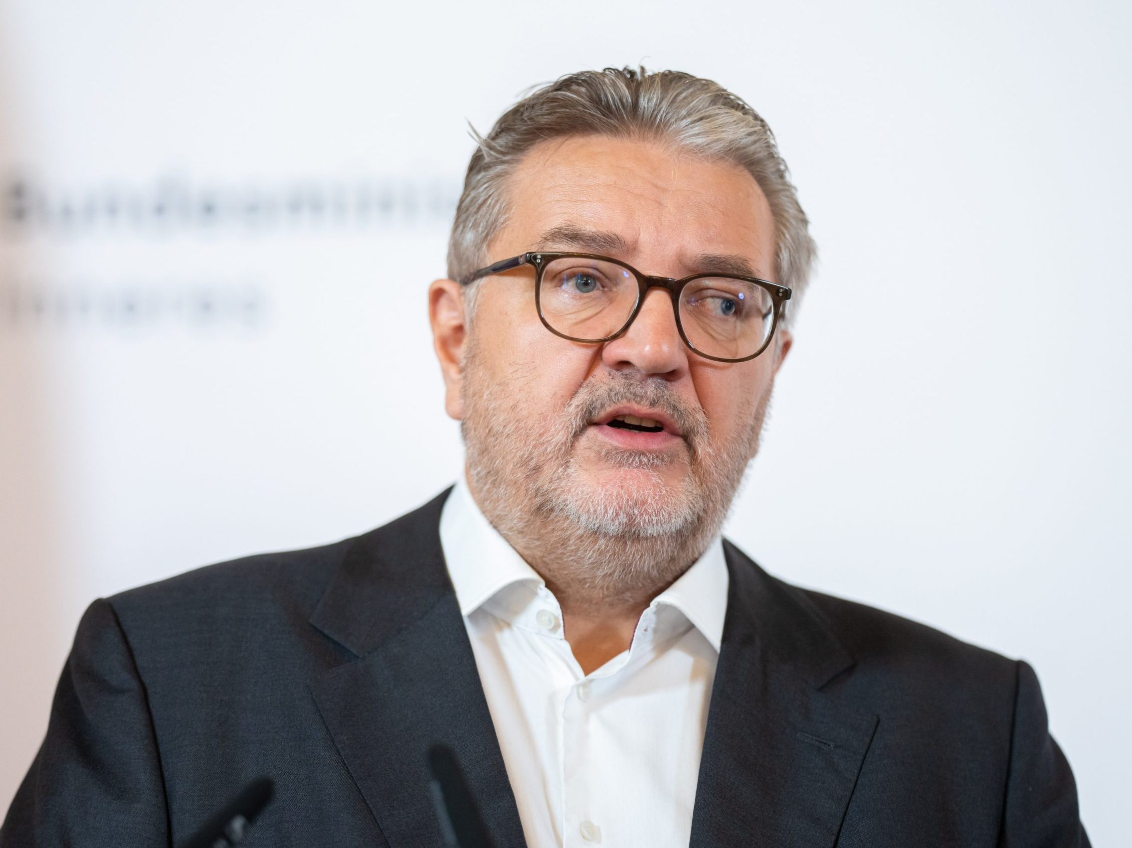 Hacker fordert Maßnahmen gegen den Ärztemangel.