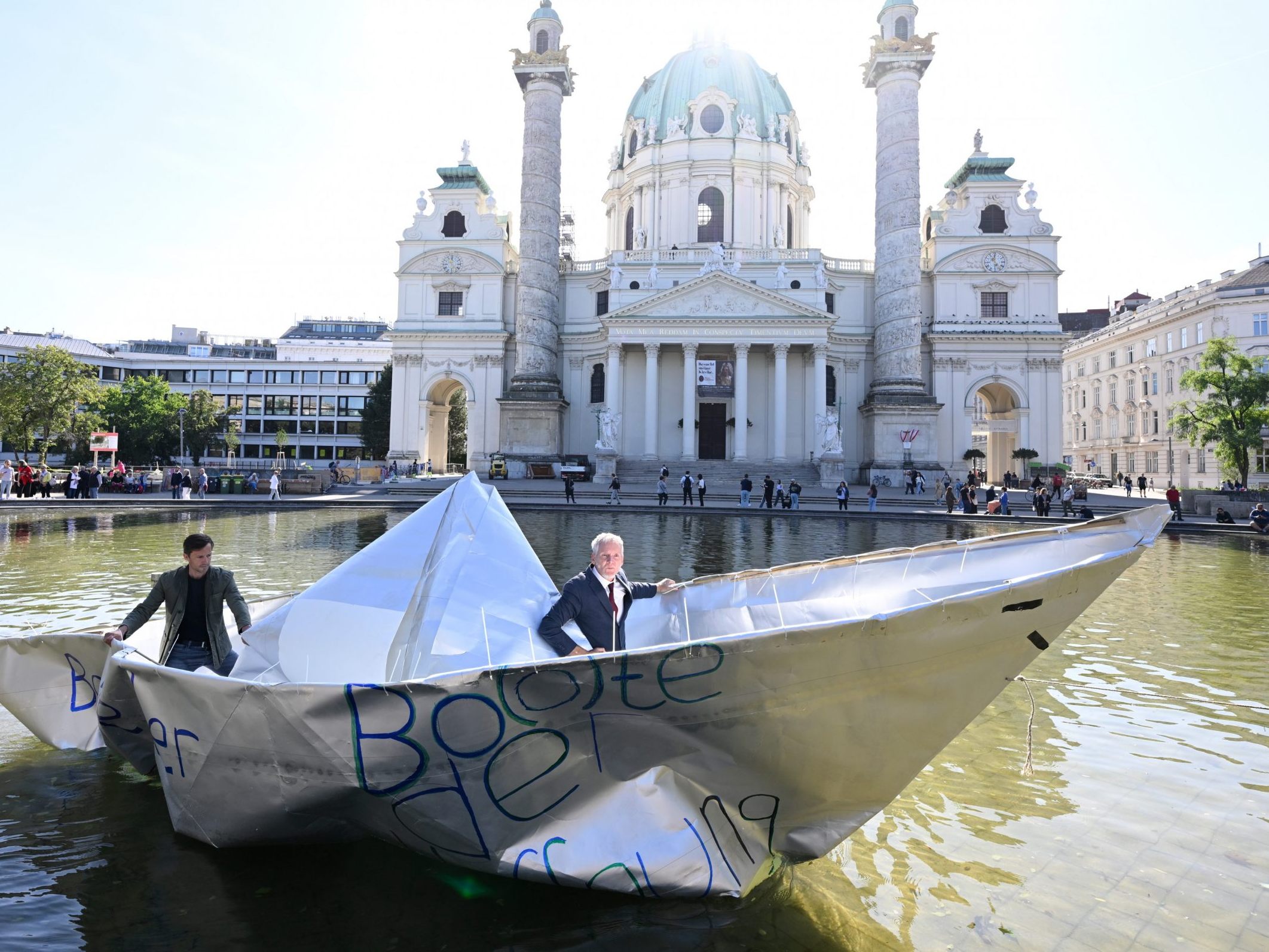 Kunstaktion am Wiener Karlsplatz. Kunstaktion am Wiener Karlsplatz.