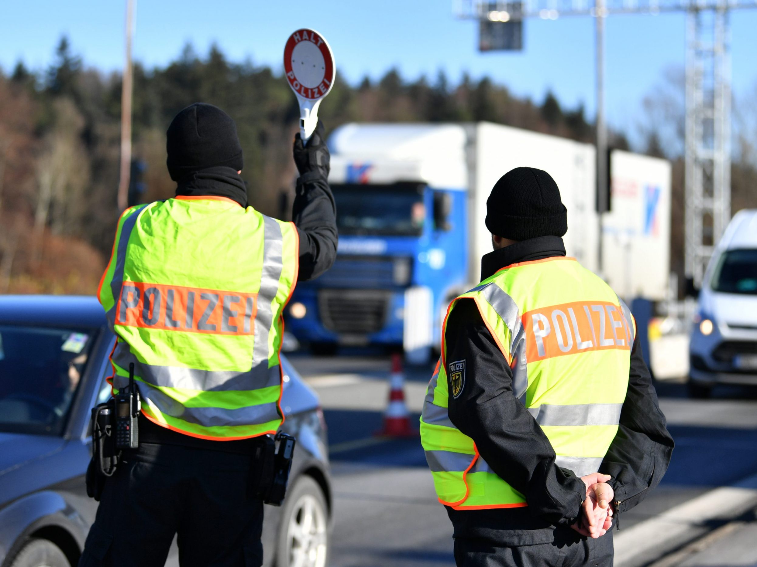 Österreich führt ab Mitternacht Grenzkontrollen zu Tschechien ein. Österreich führt ab Mitternacht Grenzkontrollen zu Tschechien ein.