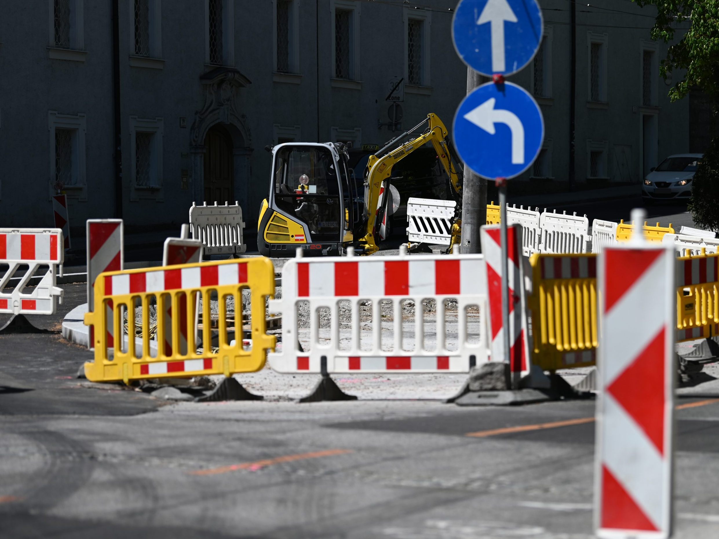 In der Albertgasse in Wien wird die Fahrbahn saniert. In der Albertgasse in Wien wird die Fahrbahn saniert.