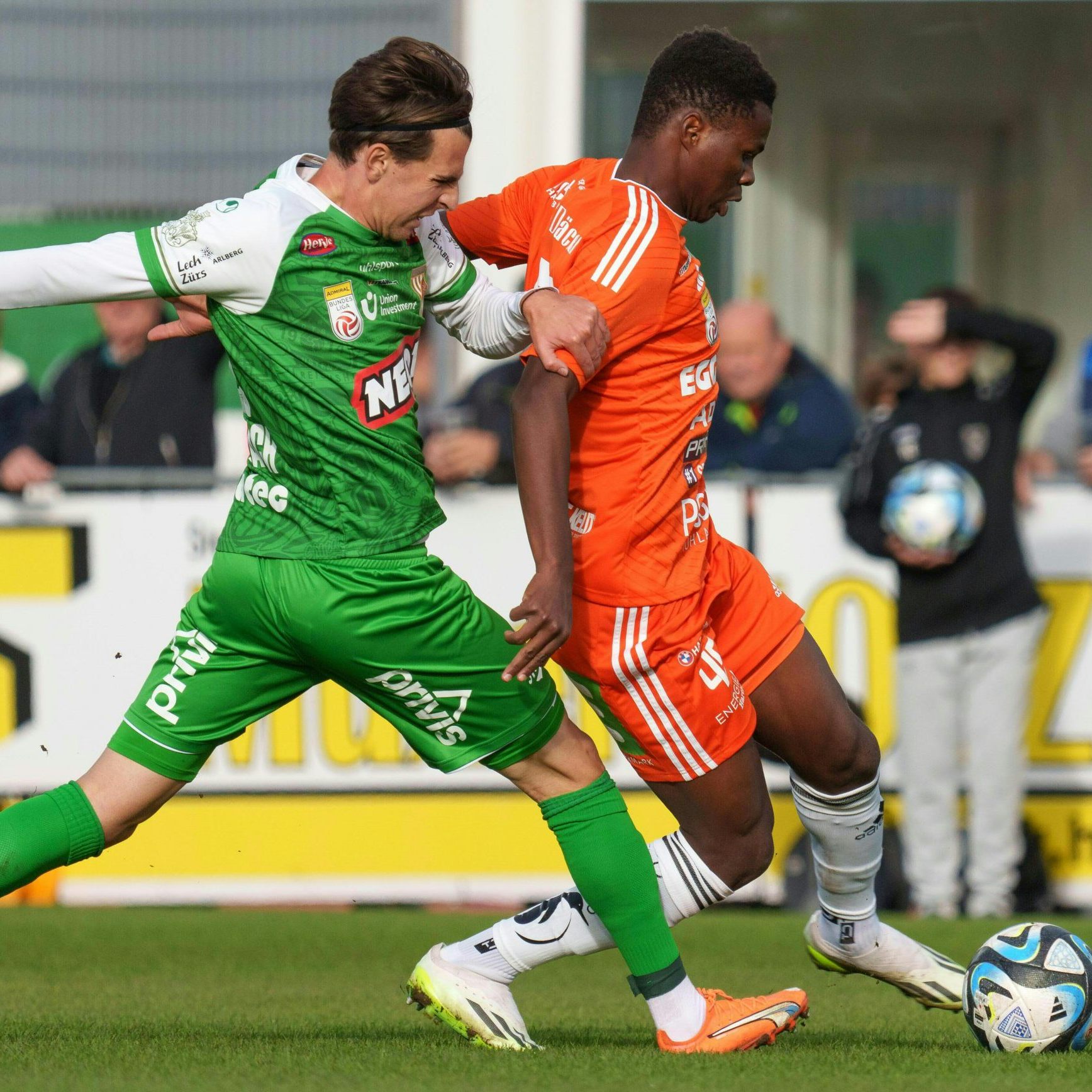 Daniel Tiefenbach (l./SC Austria Lustenau) und Mamadou Sangare (TSV Egger Glas Hartberg) am Sonntag, 29. Oktober 2023, während der Admiral Bundesliga-Begegnung, 12. Runde, zwischen SC Austria Lustenau und TSV Egger Glas Hartberg in Lustenau.