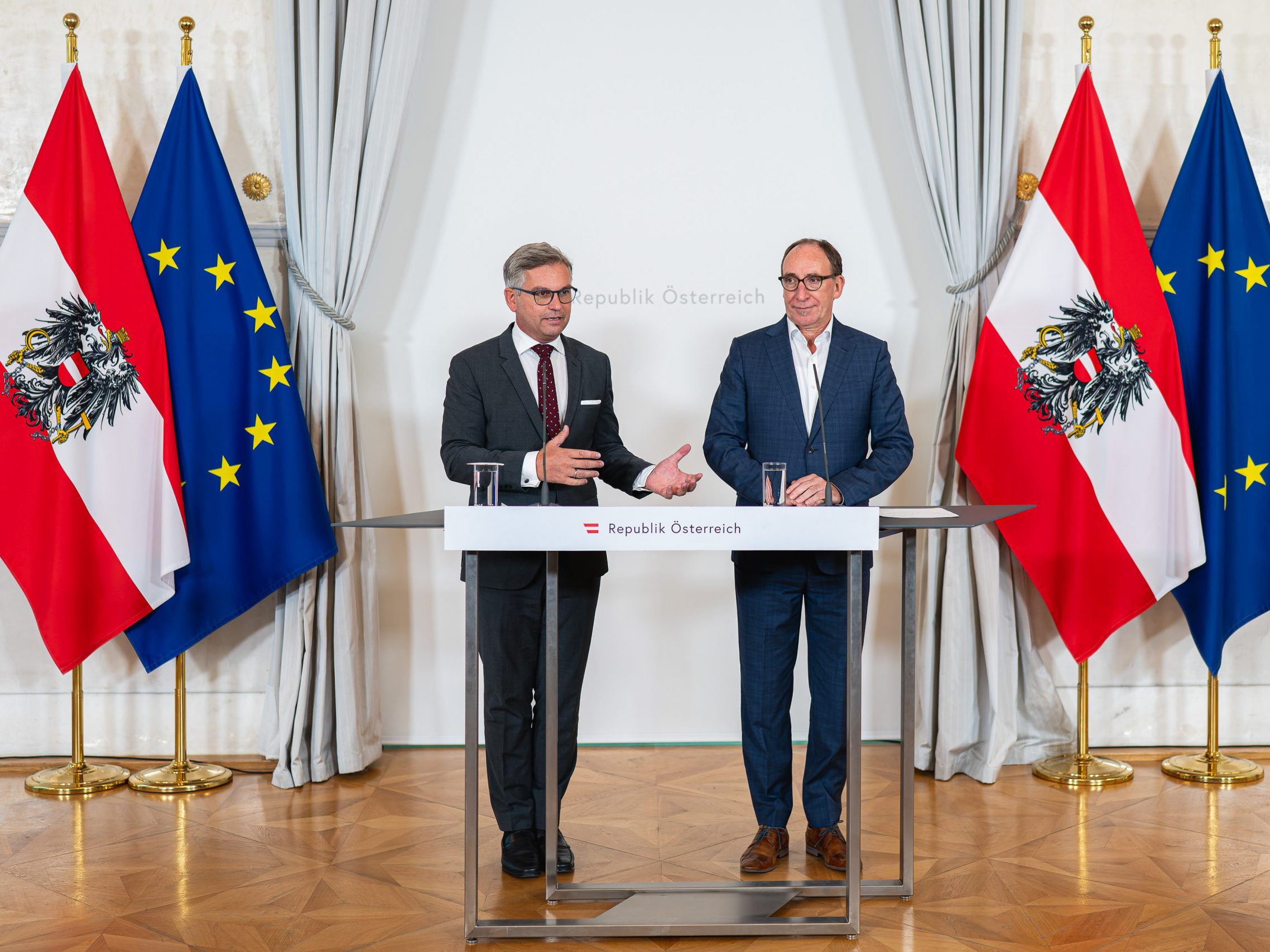 (v.l.) Finanzminister Magnus Brunner (ÖVP) und Sozial- und Gesundheitsminister Johannes Rauch (Grüne) am Mittwoch, 4. Oktober 2023, beim Pressefoyer nach einer Sitzung des Ministerrates in Wien.