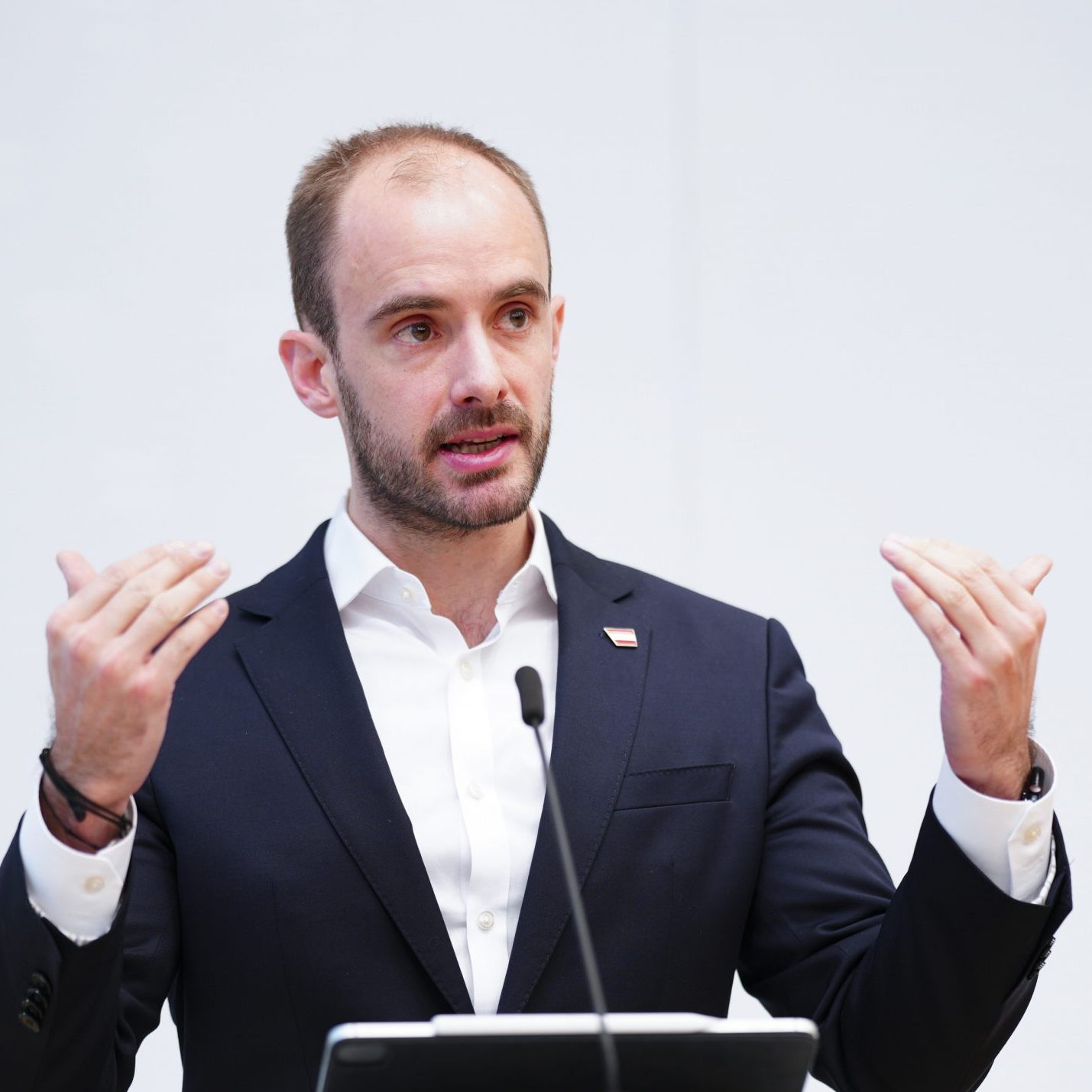 Staatssekretär Florian Tursky kündigt eine KI-Kennzeichnungspflicht an.