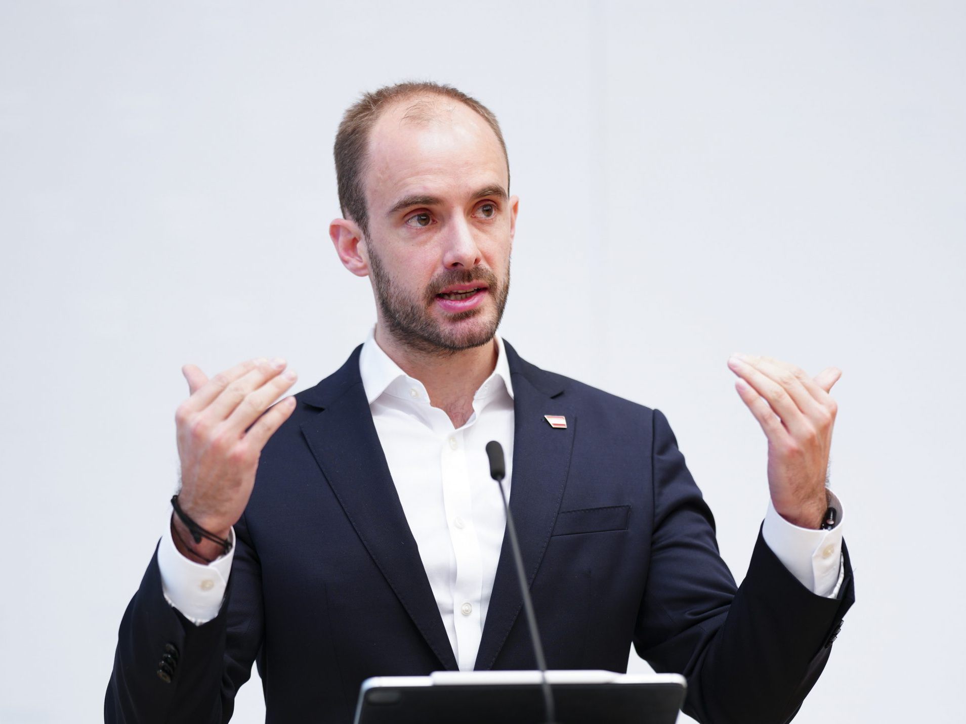 Staatssekretär Florian Tursky kündigt eine KI-Kennzeichnungspflicht an. Staatssekretär Florian Tursky kündigt eine KI-Kennzeichnungspflicht an.