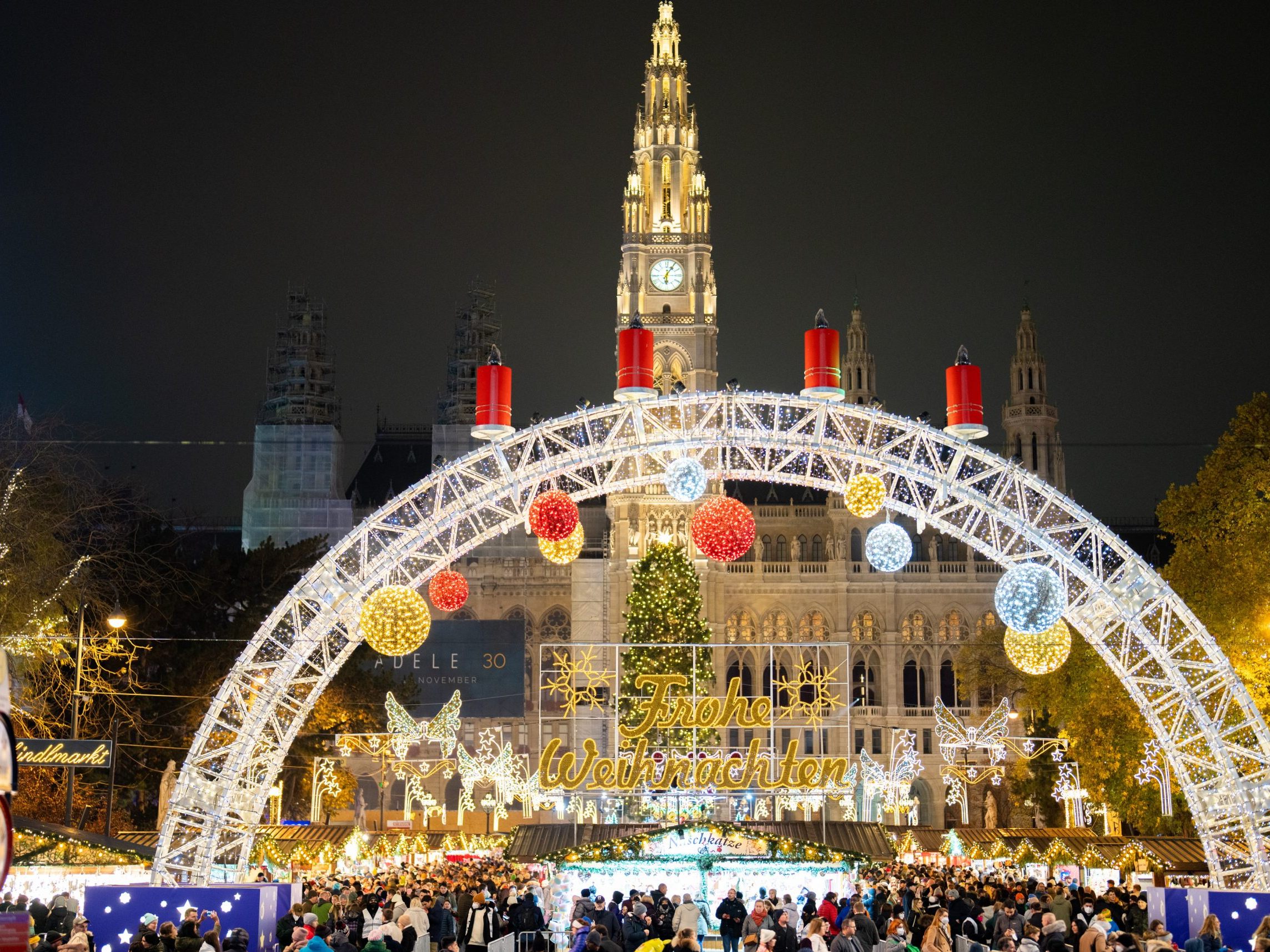 Im Bild: Der Wiener Rathausplatz 2021. Dieses Jahr kommt der Weihnachtsbaum aus Südtirol.