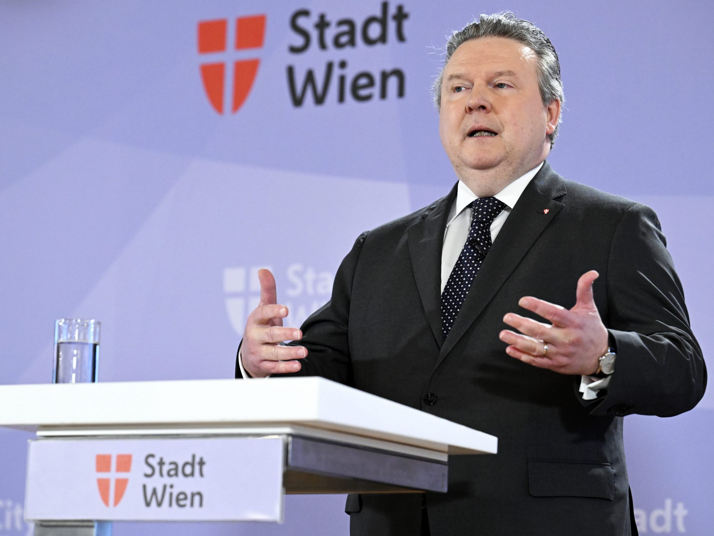Wien schickte fünf Krankenwagen nach Odessa. Wien schickte fünf Krankenwagen nach Odessa.