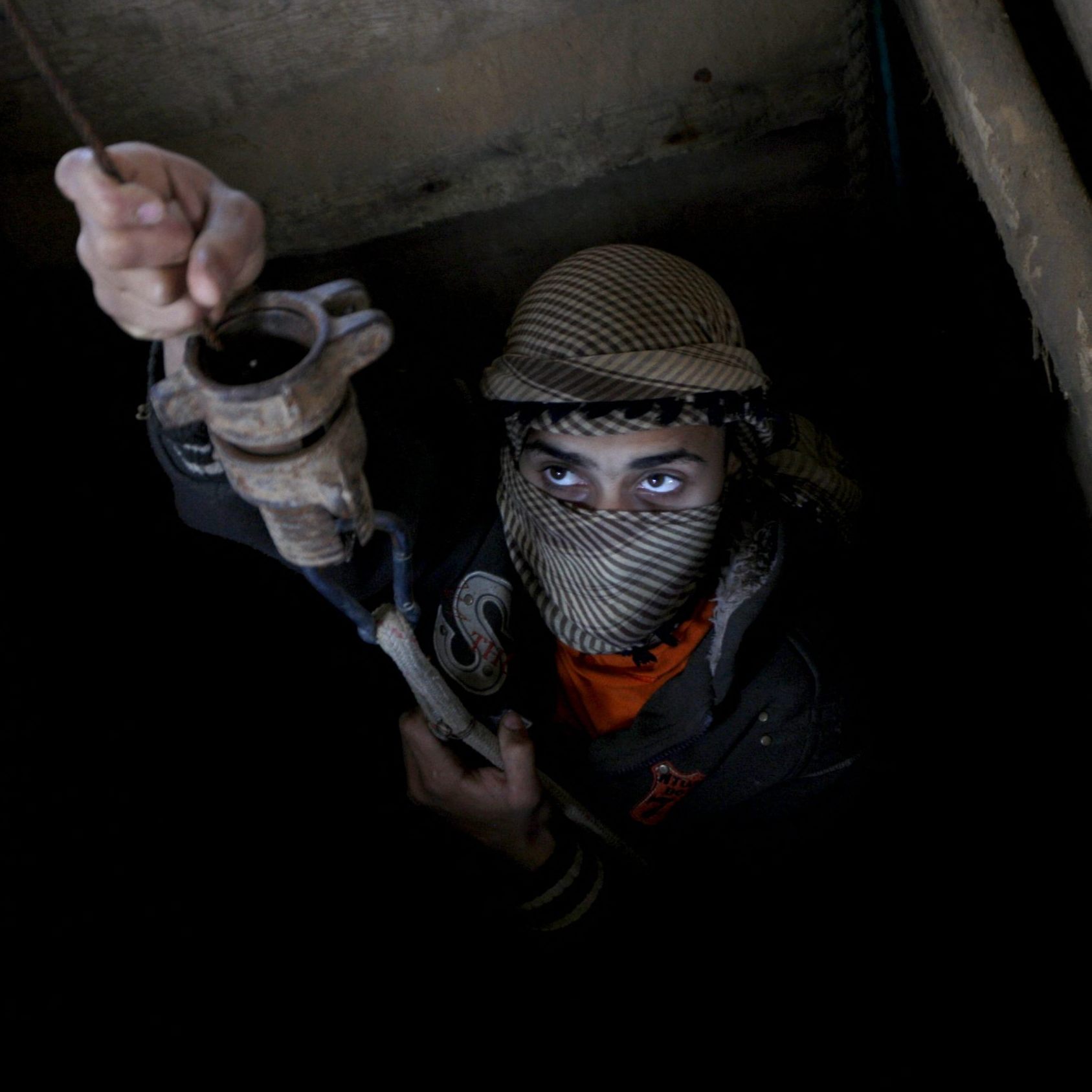 Ein Palästinenser, der im Tunnelsystem arbeitet