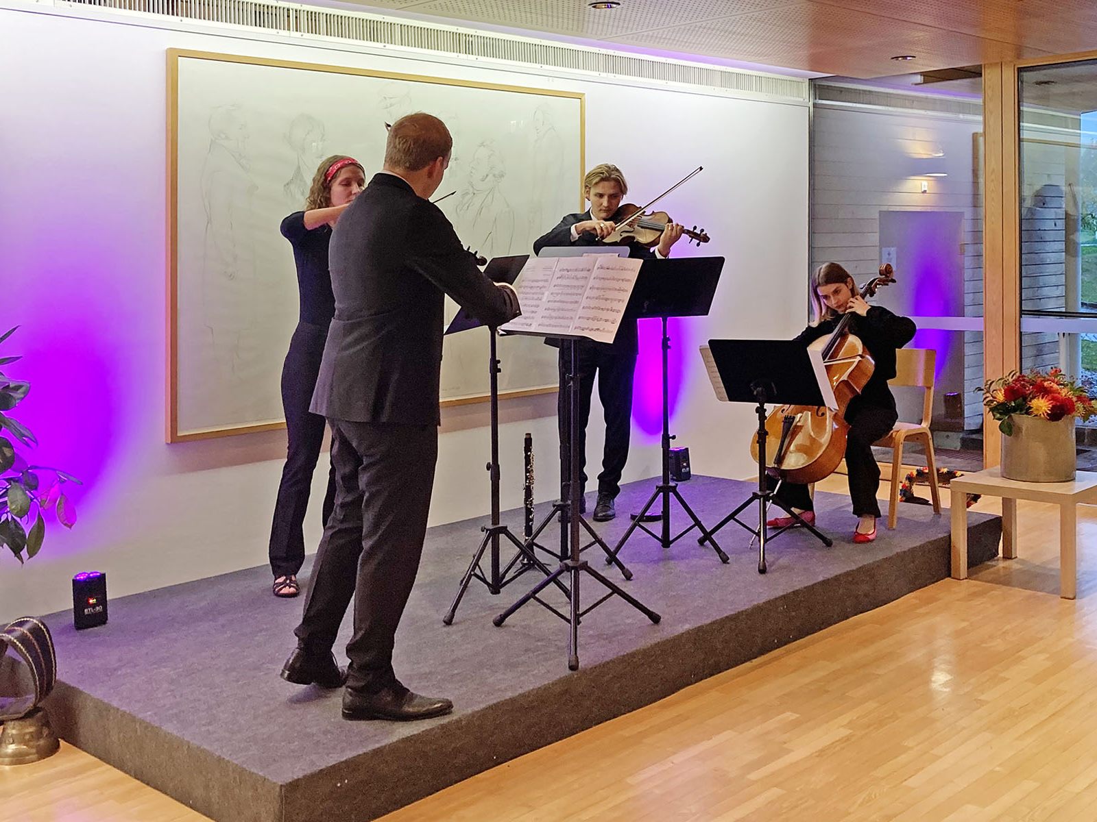 Junge Künstler spielen zum Empfang bei der Alpenarte in Schwarzenberg
