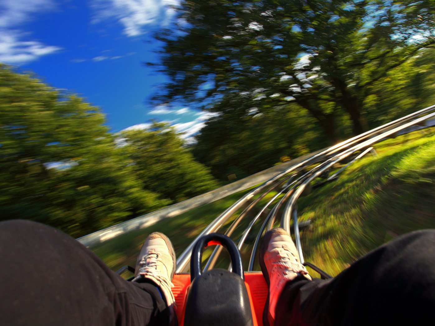 Ein betrunkener Fahrer streifte eine Sommerrodelbahn in Tirol. Ein betrunkener Fahrer streifte eine Sommerrodelbahn in Tirol.