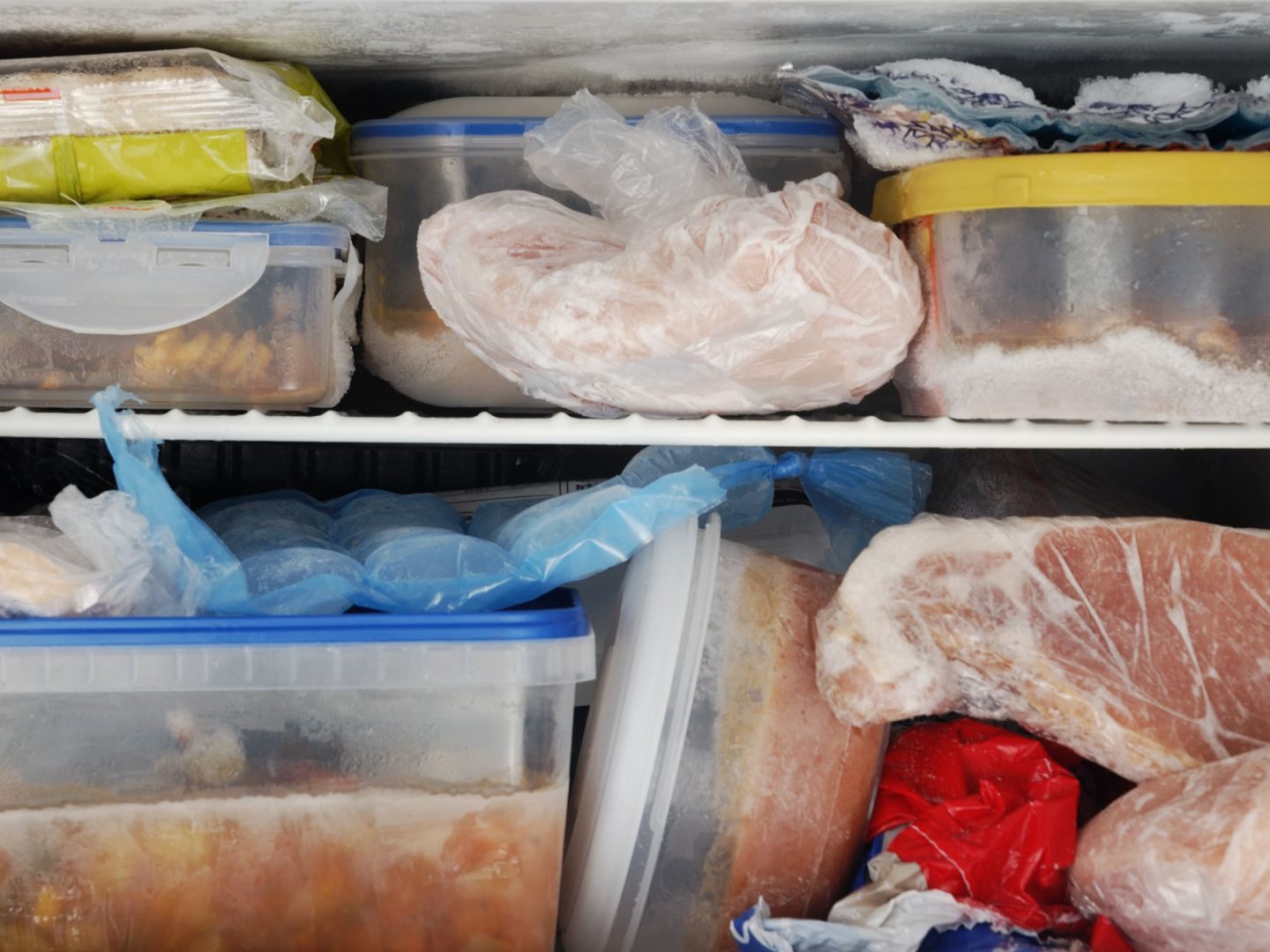 Eis im Gefrierschrank: Dieses Hausmittel beugt vor. Eis im Gefrierschrank: Dieses Hausmittel beugt vor.