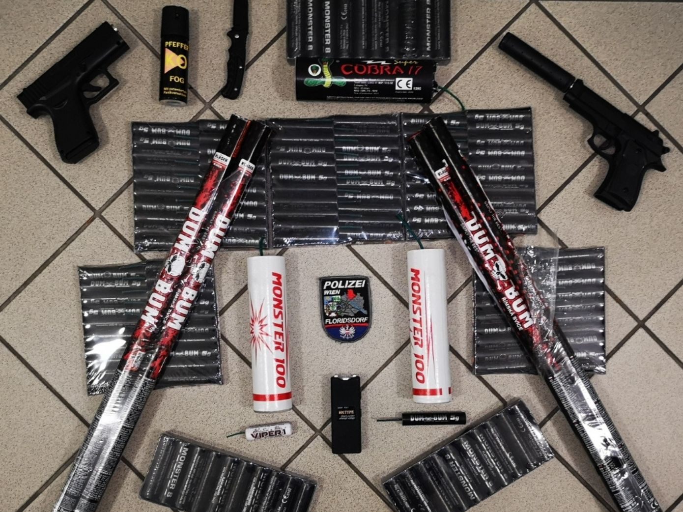 Die Polizei stellte unter anderem 128 pyrotechnische Gegenstände sicher.