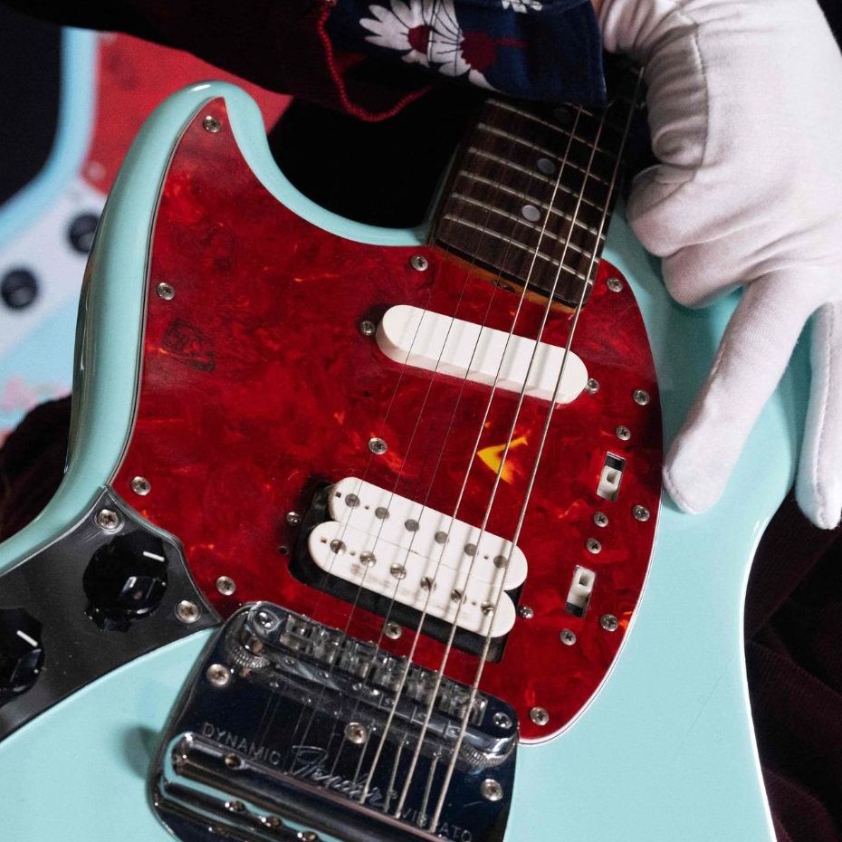 Zwei legendäre E-Gitarren werden versteigert: "The Fool" von Eric Clapton und eine hellblaue Fender Mustang Linkshänder-Gitarre von Kurt Cobain.