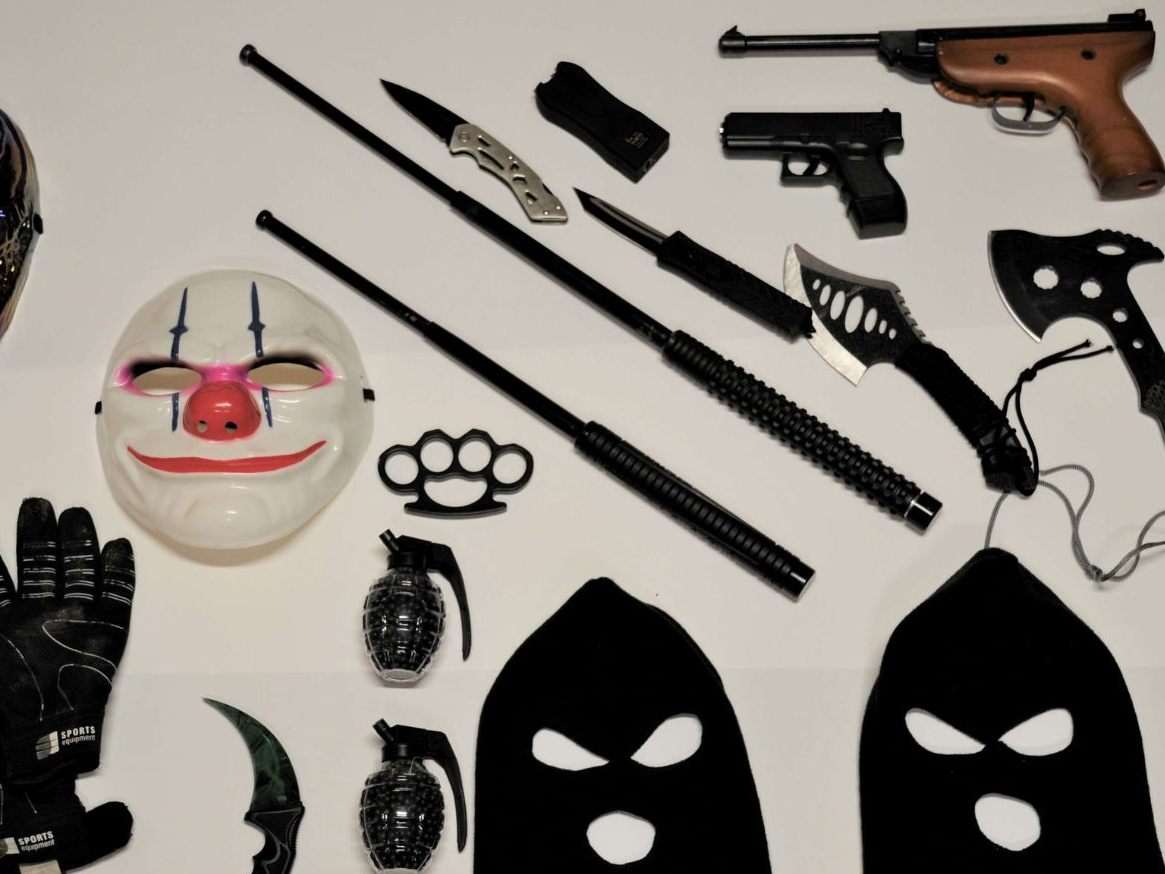 Es konnten zahlreiche Waffen sichergestellt und den Jugendlichen acht Einbruchsdiebstähle zugeordnet werden. Es konnten zahlreiche Waffen sichergestellt und den Jugendlichen acht Einbruchsdiebstähle zugeordnet werden.
