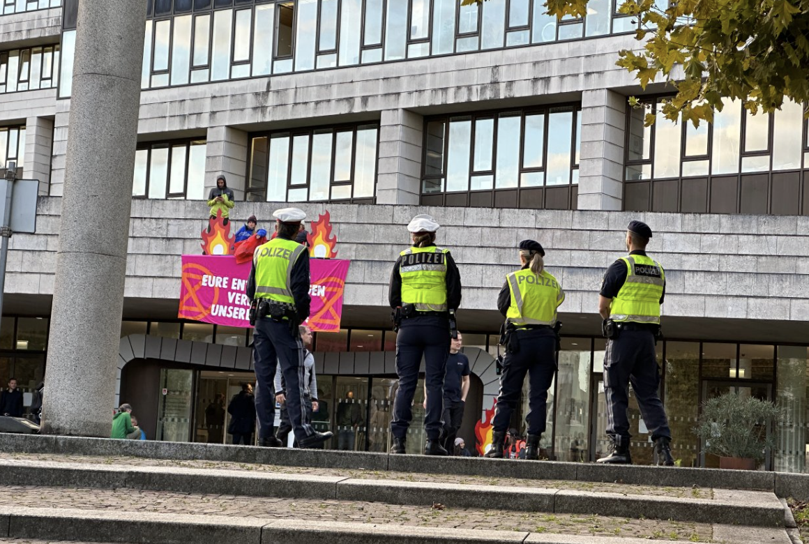 Protest vor dem Landhaus.