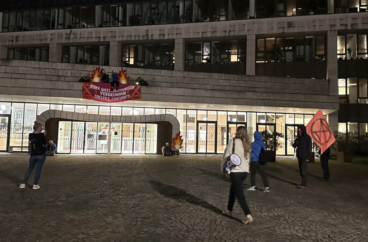 Transparente und Plakate am und vor dem Landhaus in Bregenz
