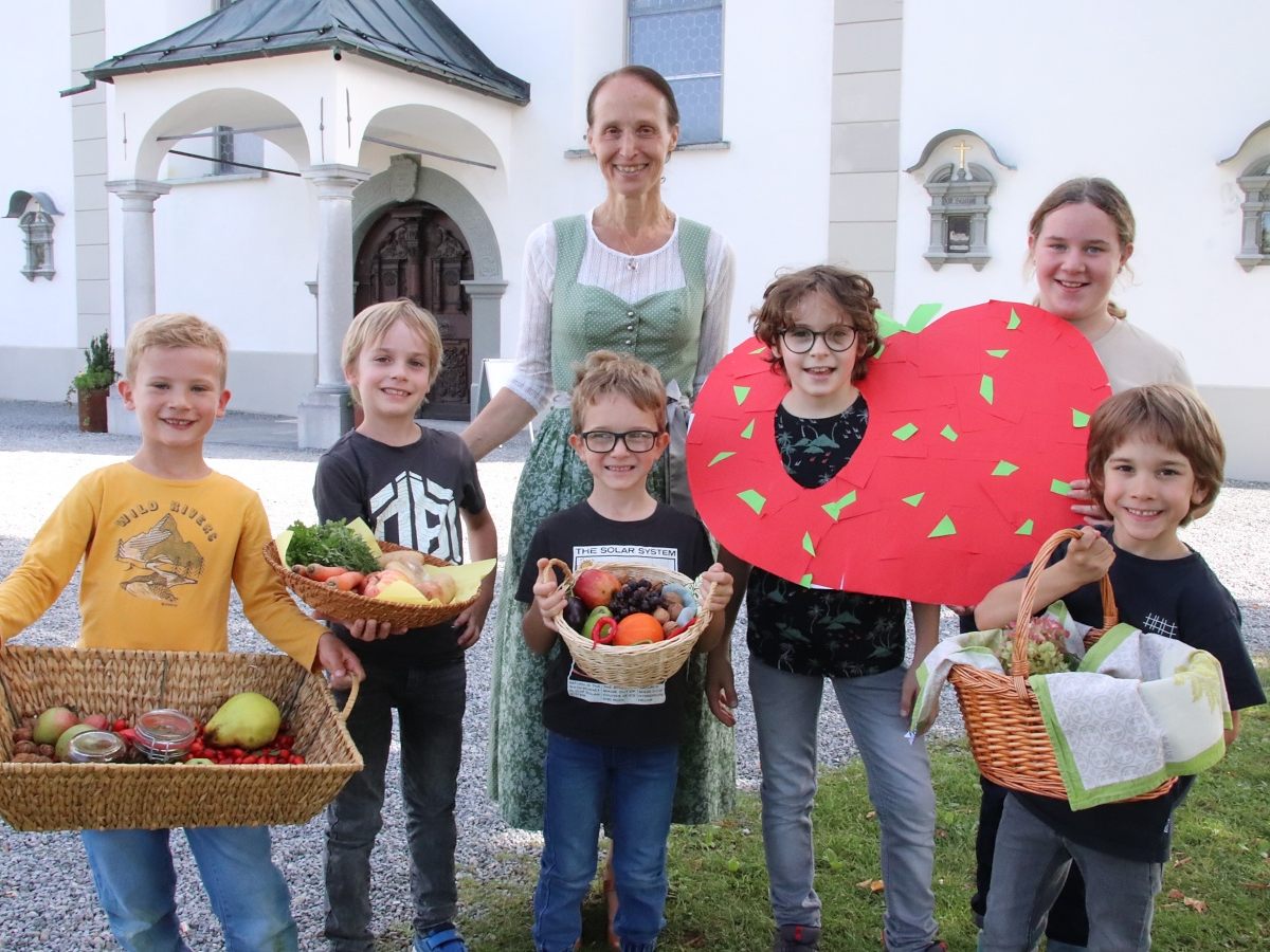 Die Religionslehrerin Marlies Sohm mit Jakob, Peter, Linus, Theo, Paula und Tim. Die Religionslehrerin Marlies Sohm mit Jakob, Peter, Linus, Theo, Paula und Tim.