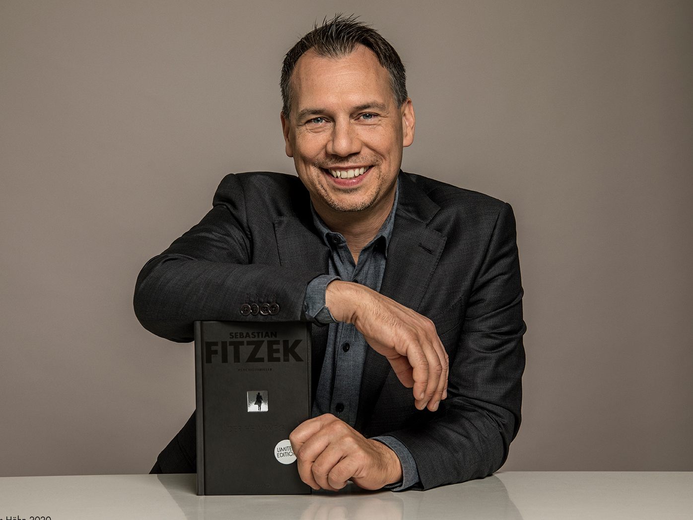 Der deutsche Bestseller-Autor Sebastian Fitzek spricht im Interview über die Umsetzung seines Romanes "Die Therapie" als sechsteilige Serie auf Amazon Prime Video.