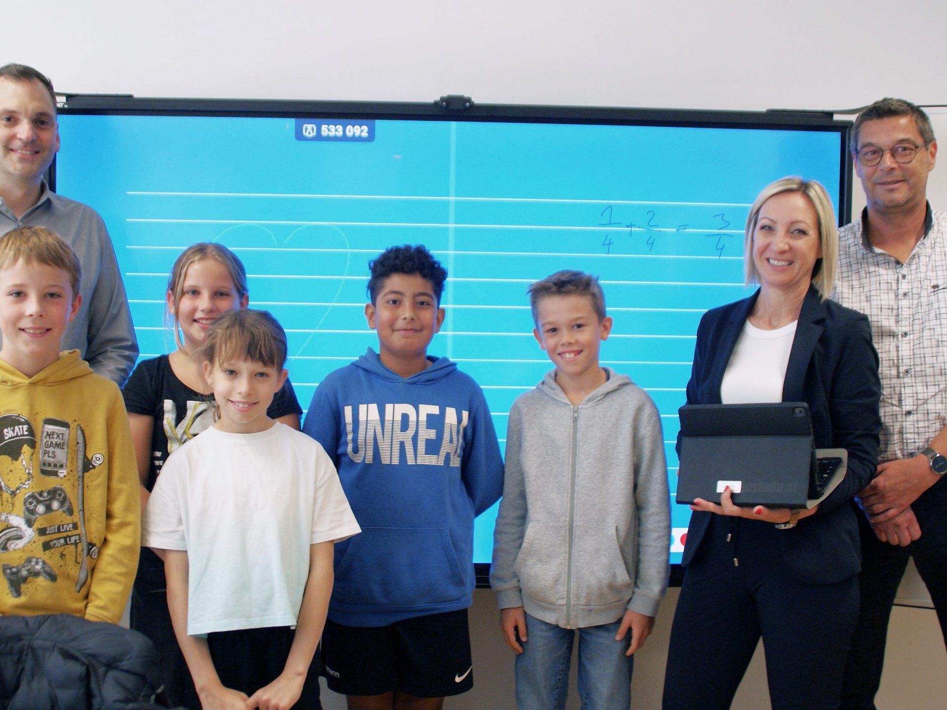Bürgermeister Andreas Kresser (li.) und Thomas Gorbach (Liegenschaftsverwaltung) überzeugten sich mit den Kids und Direktorin Gabi Fink von den Einsatzmöglichkeiten der neuen Schultafeln. Bürgermeister Andreas Kresser (li.) und Thomas Gorbach (Liegenschaftsverwaltung) überzeugten sich mit den Kids und Direktorin Gabi Fink von den Einsatzmöglichkeiten der neuen Schultafeln.